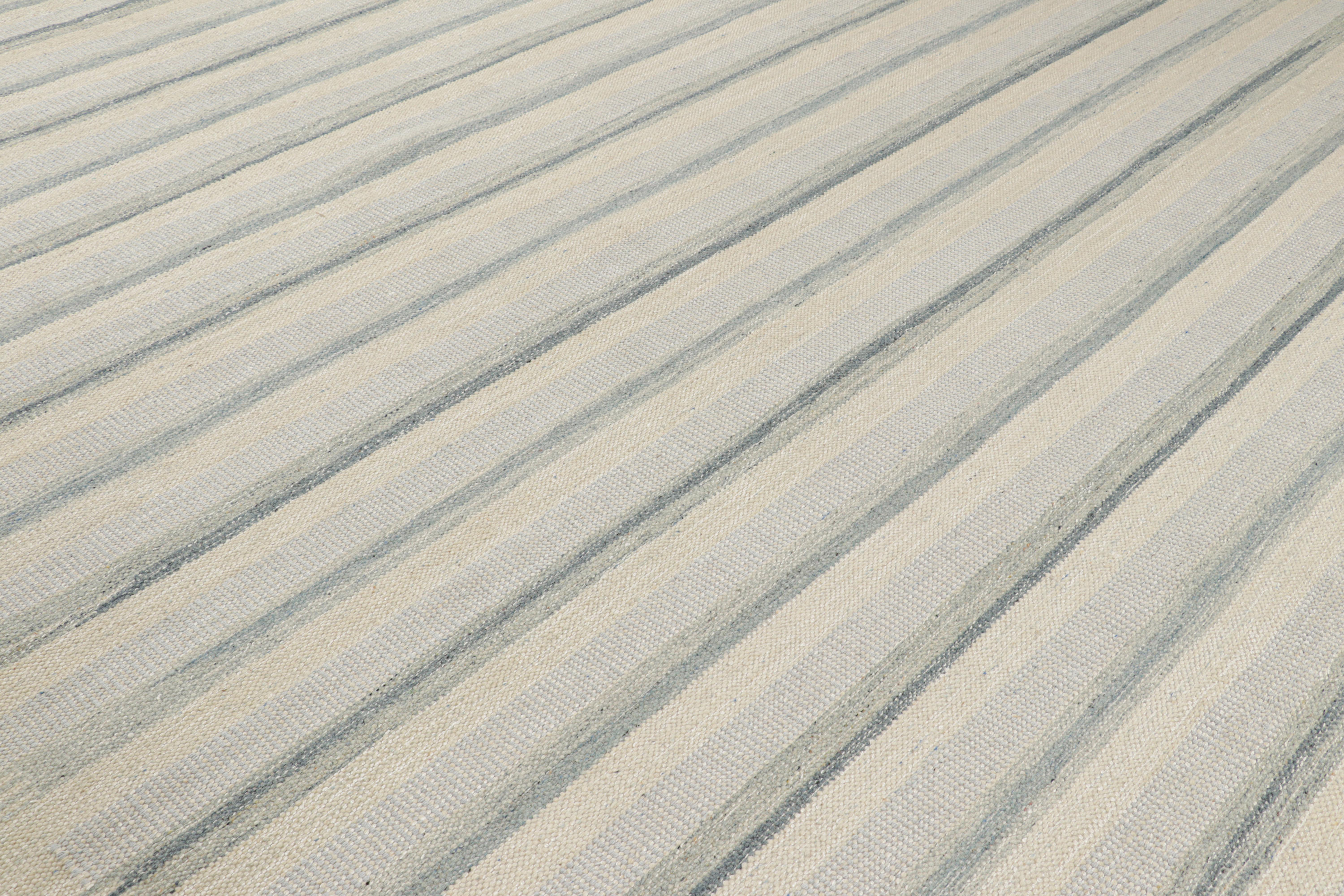 Ce kilim scandinave 12x15, tissé à la main en laine, issu de notre célèbre texture de tissage plat de la collection titrée et primée, bénéficie de la finesse de l'esthétique suédoise avec des rayures géométriques. 

Sur le design : 

Les admirateurs