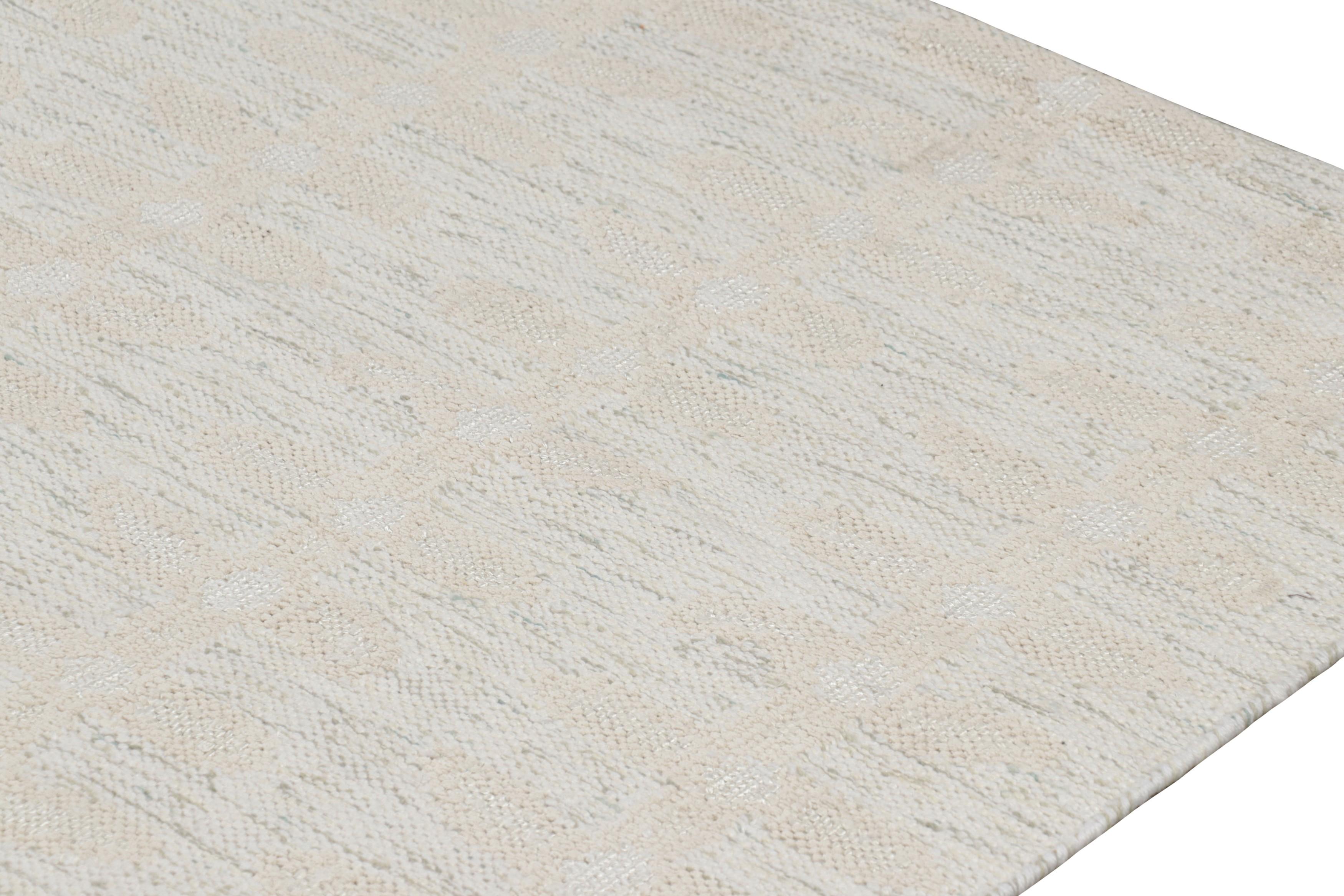 Moderno Rug & Kilim è un tappeto oversize in stile scandinavo, di colore bianco e con motivi floreali. in vendita