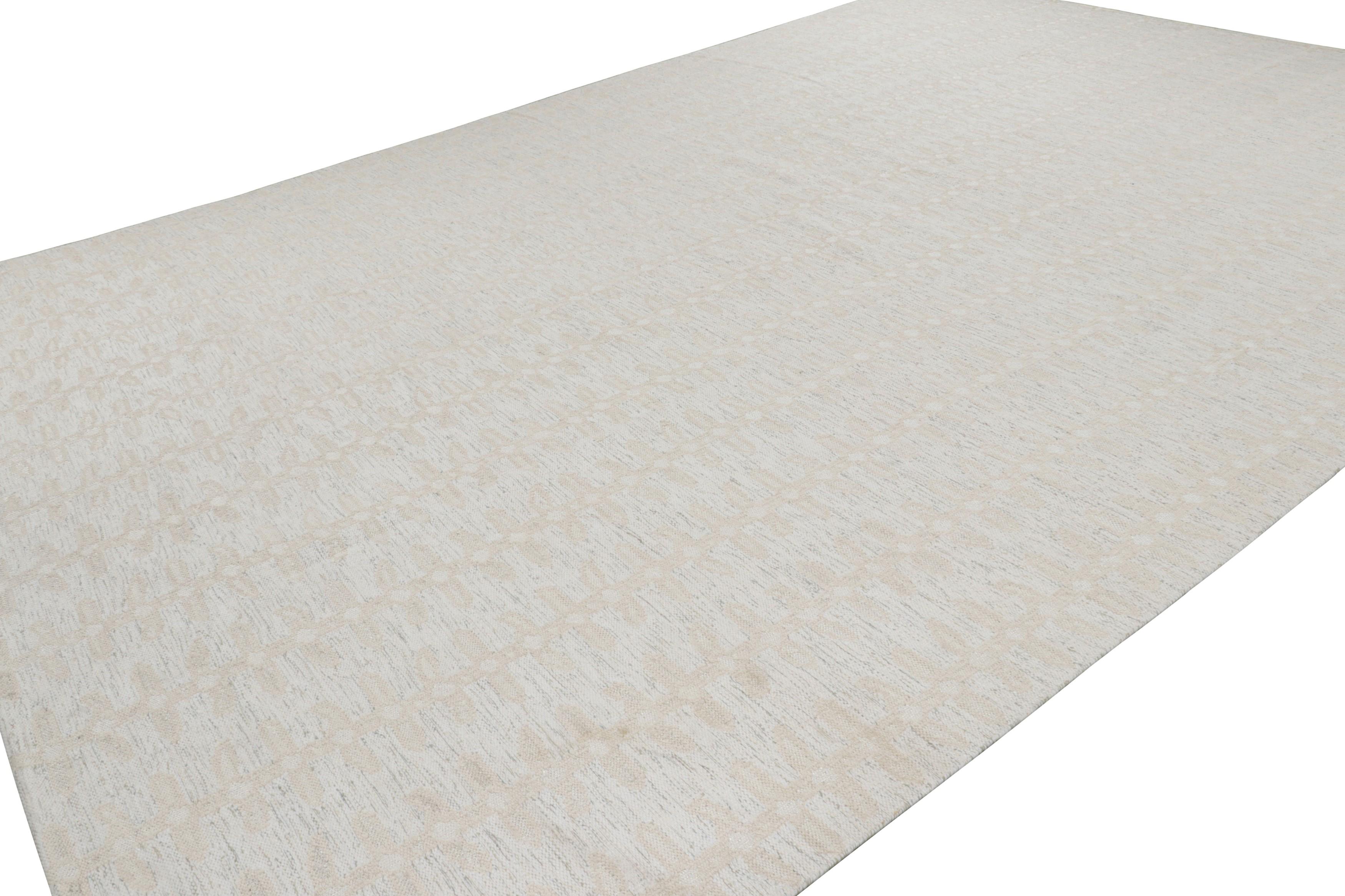 Tessuto a mano Rug & Kilim è un tappeto oversize in stile scandinavo, di colore bianco e con motivi floreali. in vendita