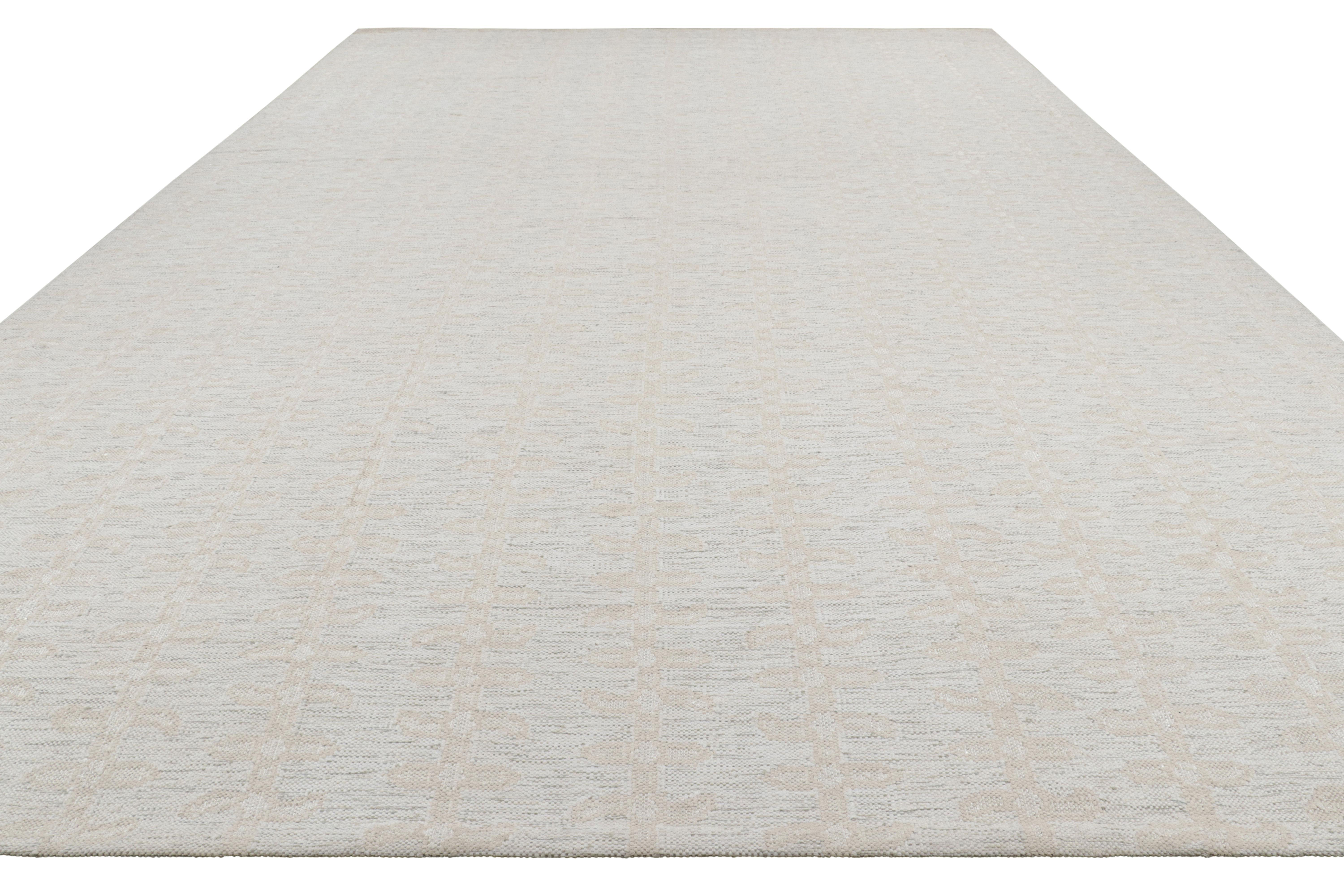 Rug & Kilim's übergroßer Teppich im skandinavischen Stil in Weiß mit floralen Mustern (Handgeknüpft) im Angebot
