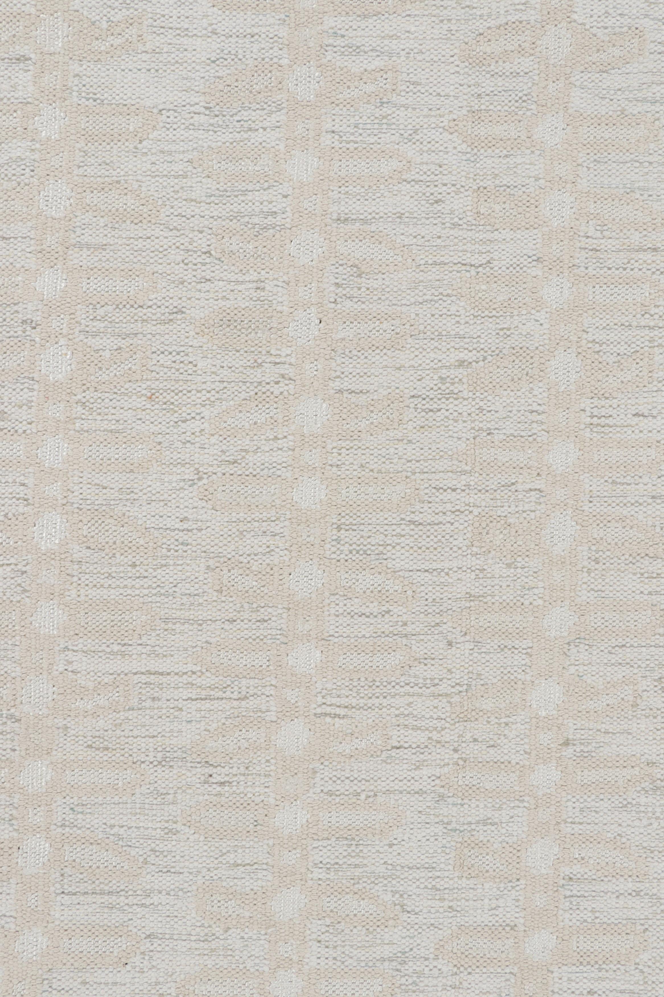 Alfombra sobredimensionada de estilo escandinavo en blanco con motivos florales de Rug & Kilim en Nuevo estado para la venta en Long Island City, NY