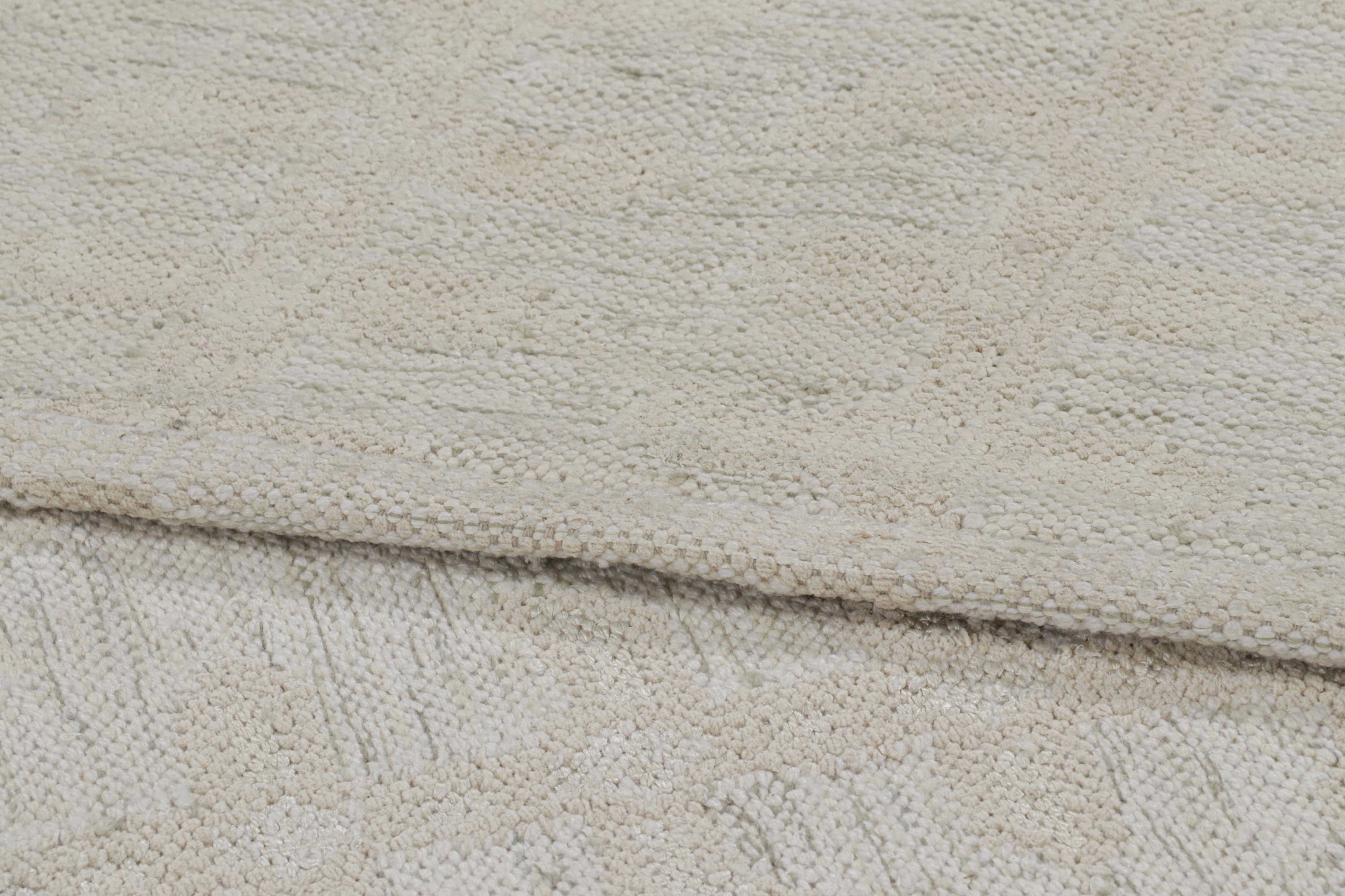 Rug & Kilim's übergroßer Teppich im skandinavischen Stil in Weiß mit floralen Mustern (21. Jahrhundert und zeitgenössisch) im Angebot