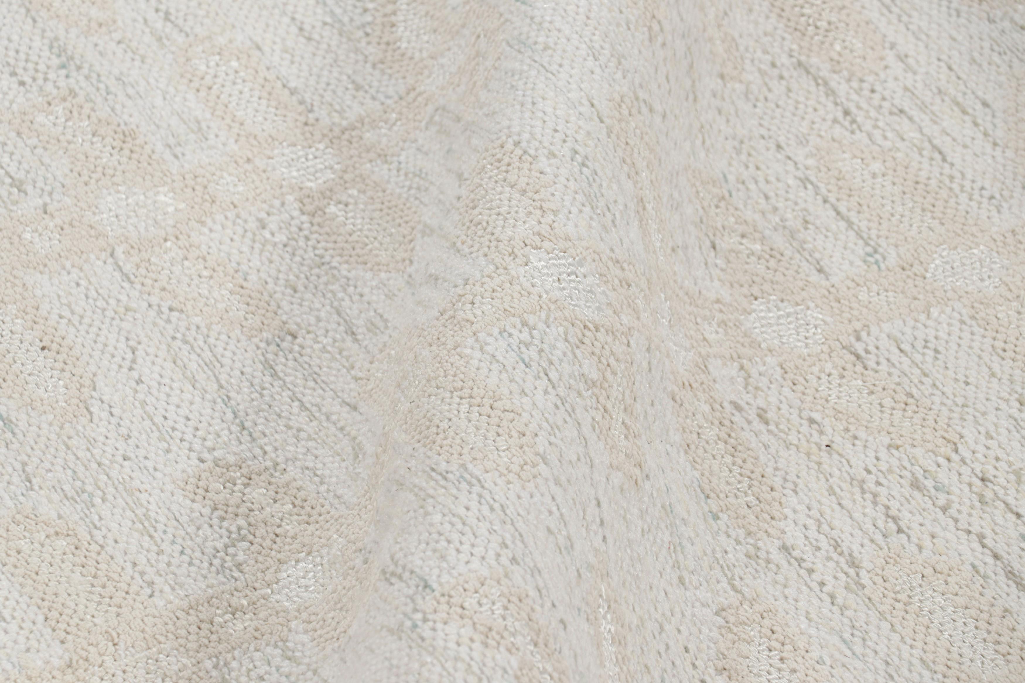 Alfombra sobredimensionada de estilo escandinavo en blanco con motivos florales de Rug & Kilim Siglo XXI y contemporáneo en venta