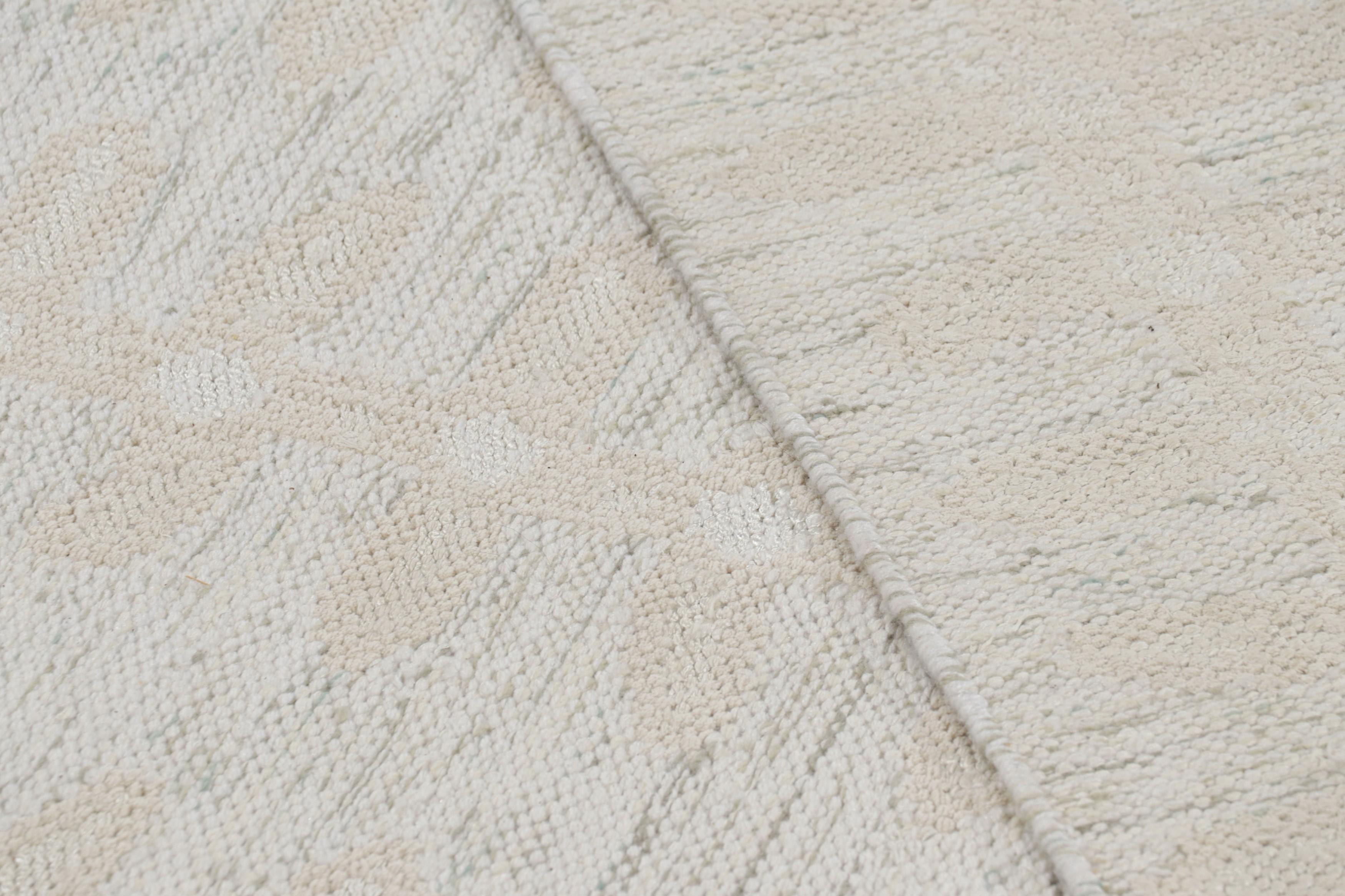 Alfombra sobredimensionada de estilo escandinavo en blanco con motivos florales de Rug & Kilim Lana en venta