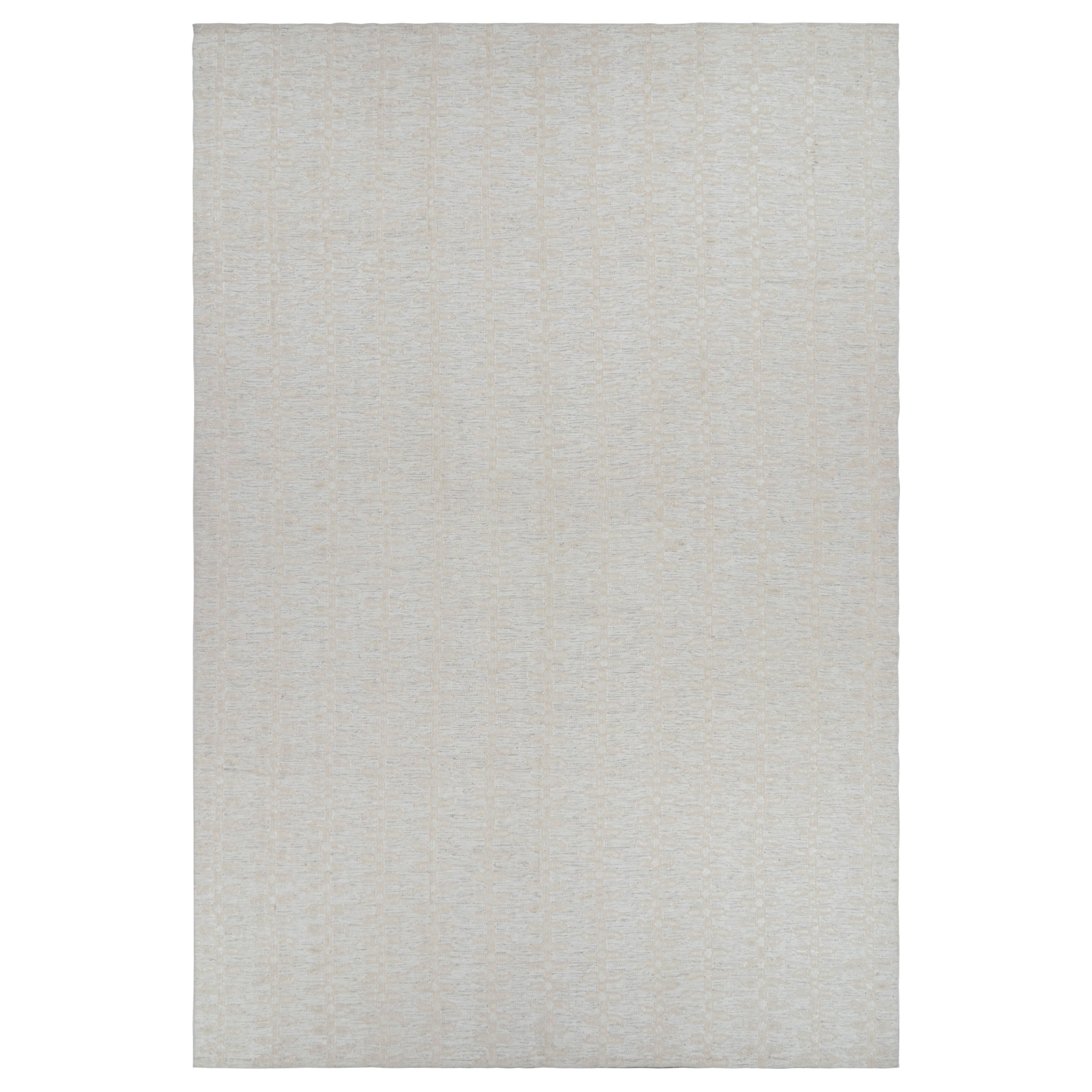 Rug & Kilim è un tappeto oversize in stile scandinavo, di colore bianco e con motivi floreali.