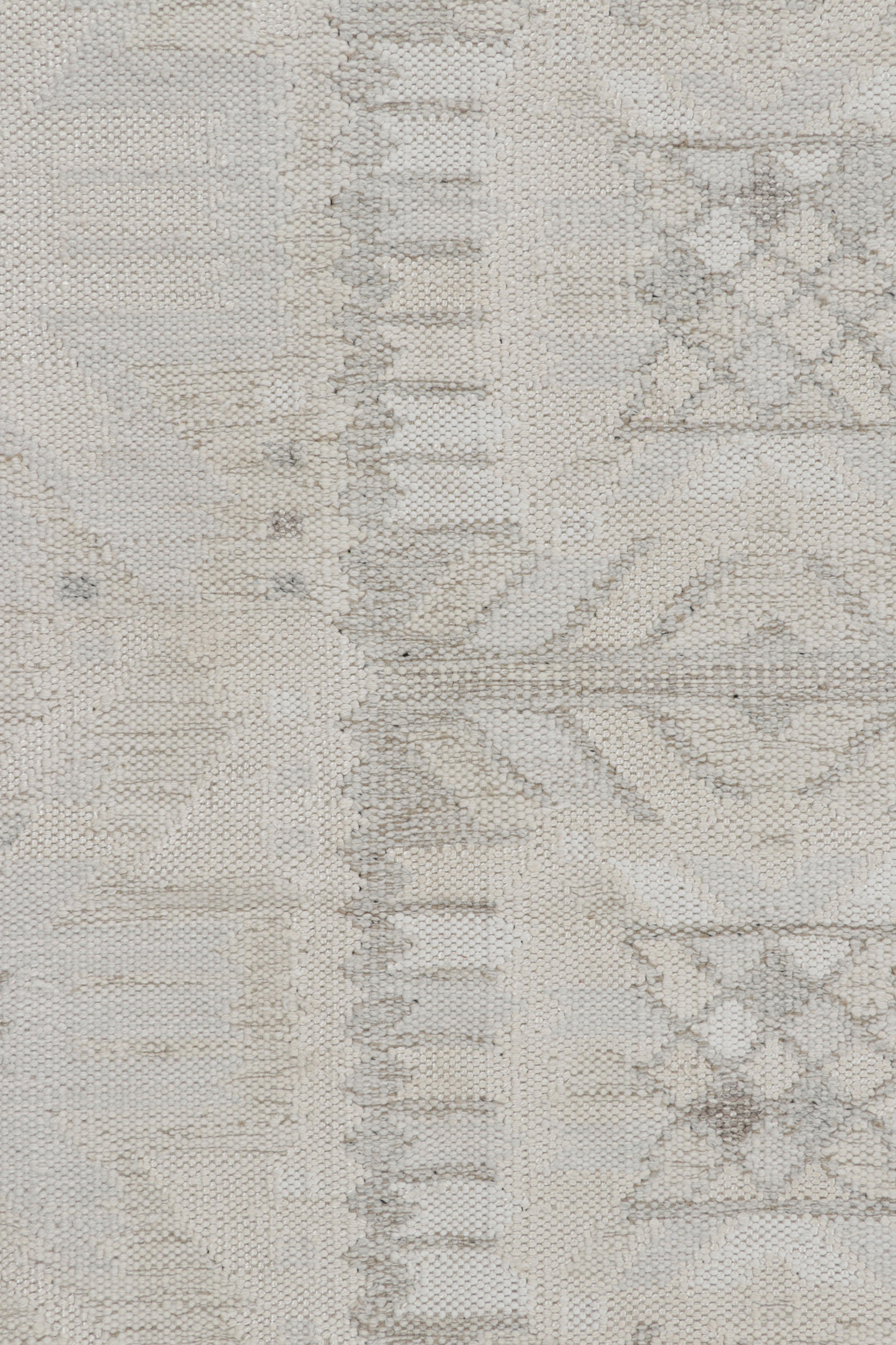 Rug & Kilim's übergroßer Teppich im skandinavischen Stil, weißes und graues geometrisches Muster (Indisch) im Angebot