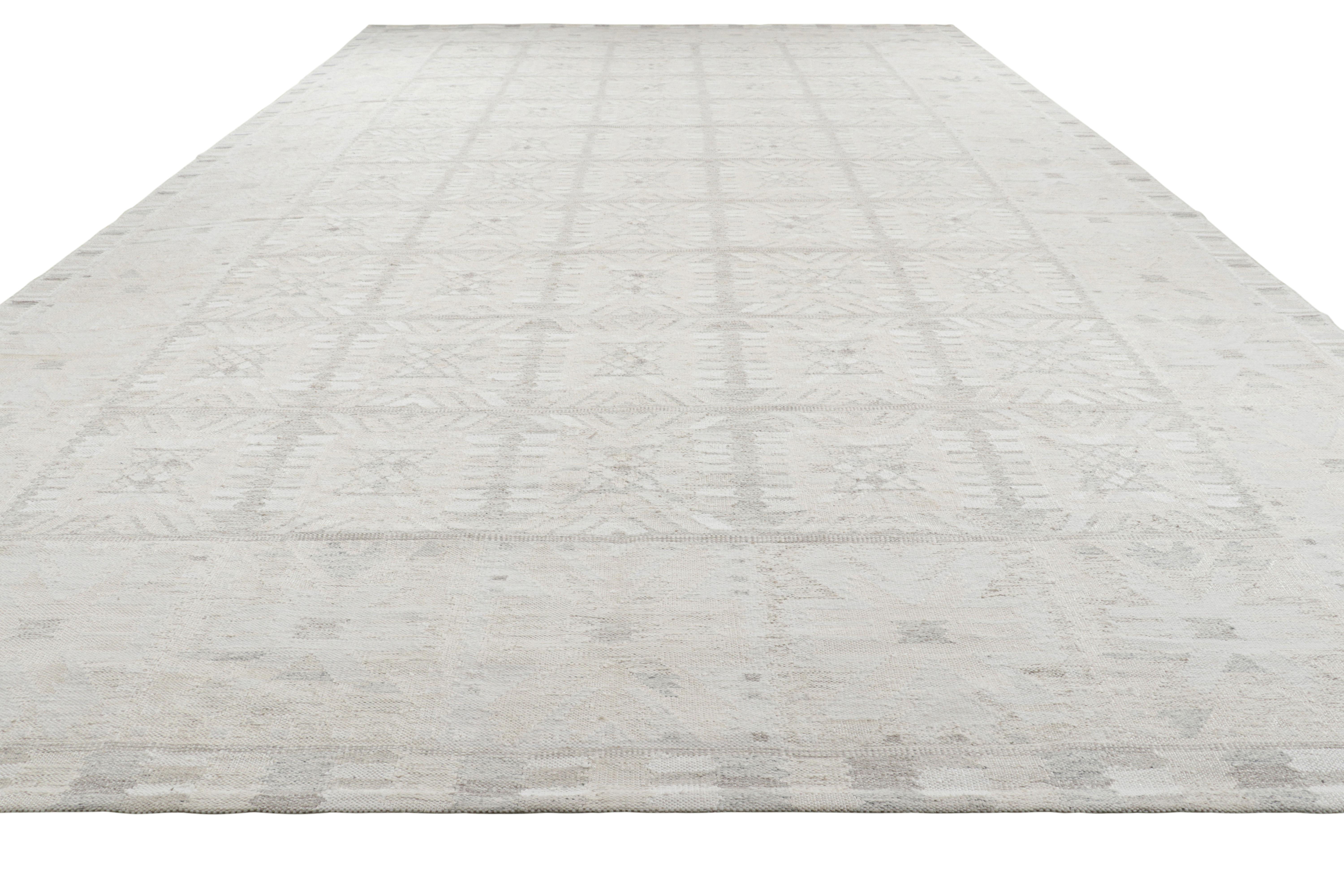 Rug & Kilim's übergroßer Teppich im skandinavischen Stil, weißes und graues geometrisches Muster im Zustand „Neu“ im Angebot in Long Island City, NY