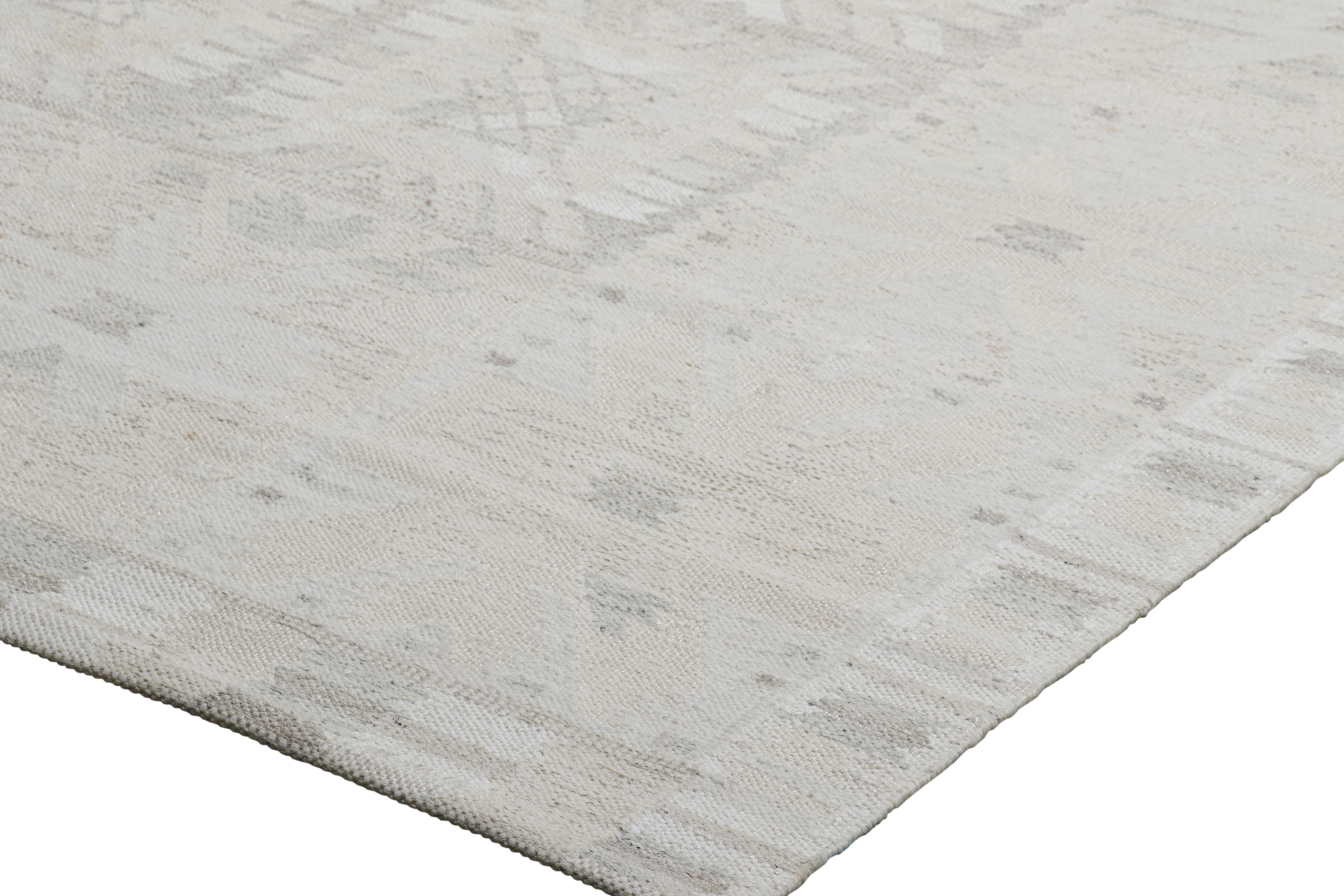 Rug & Kilim's übergroßer Teppich im skandinavischen Stil, weißes und graues geometrisches Muster (21. Jahrhundert und zeitgenössisch) im Angebot