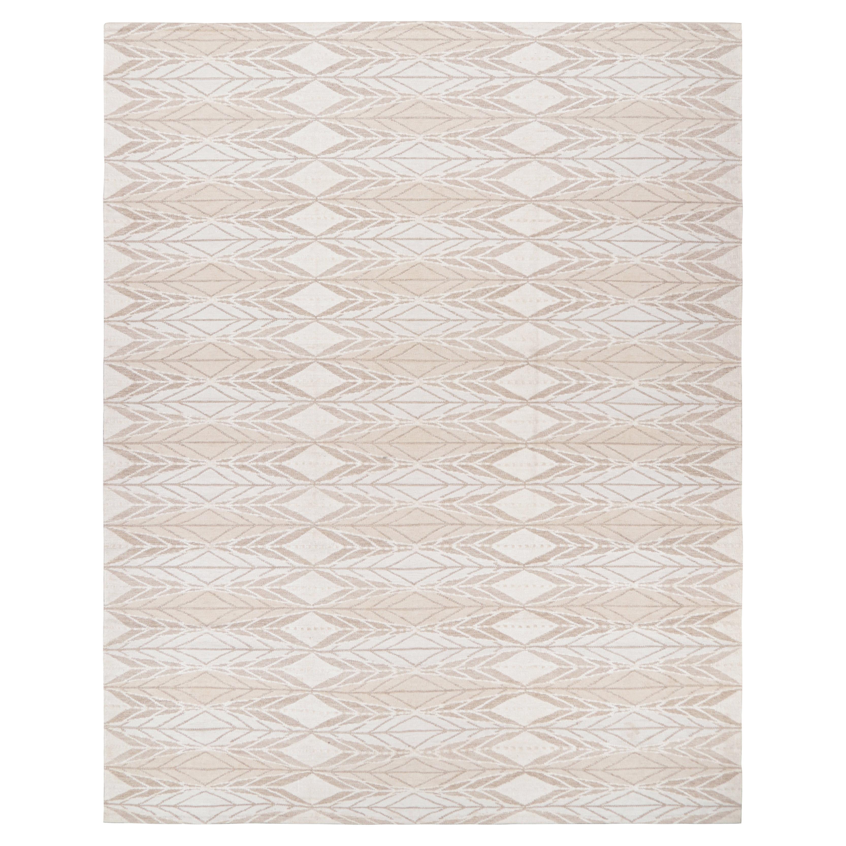 Rug & Kilim's übergroßer Teppich im skandinavischen Stil mit geometrischen Mustern