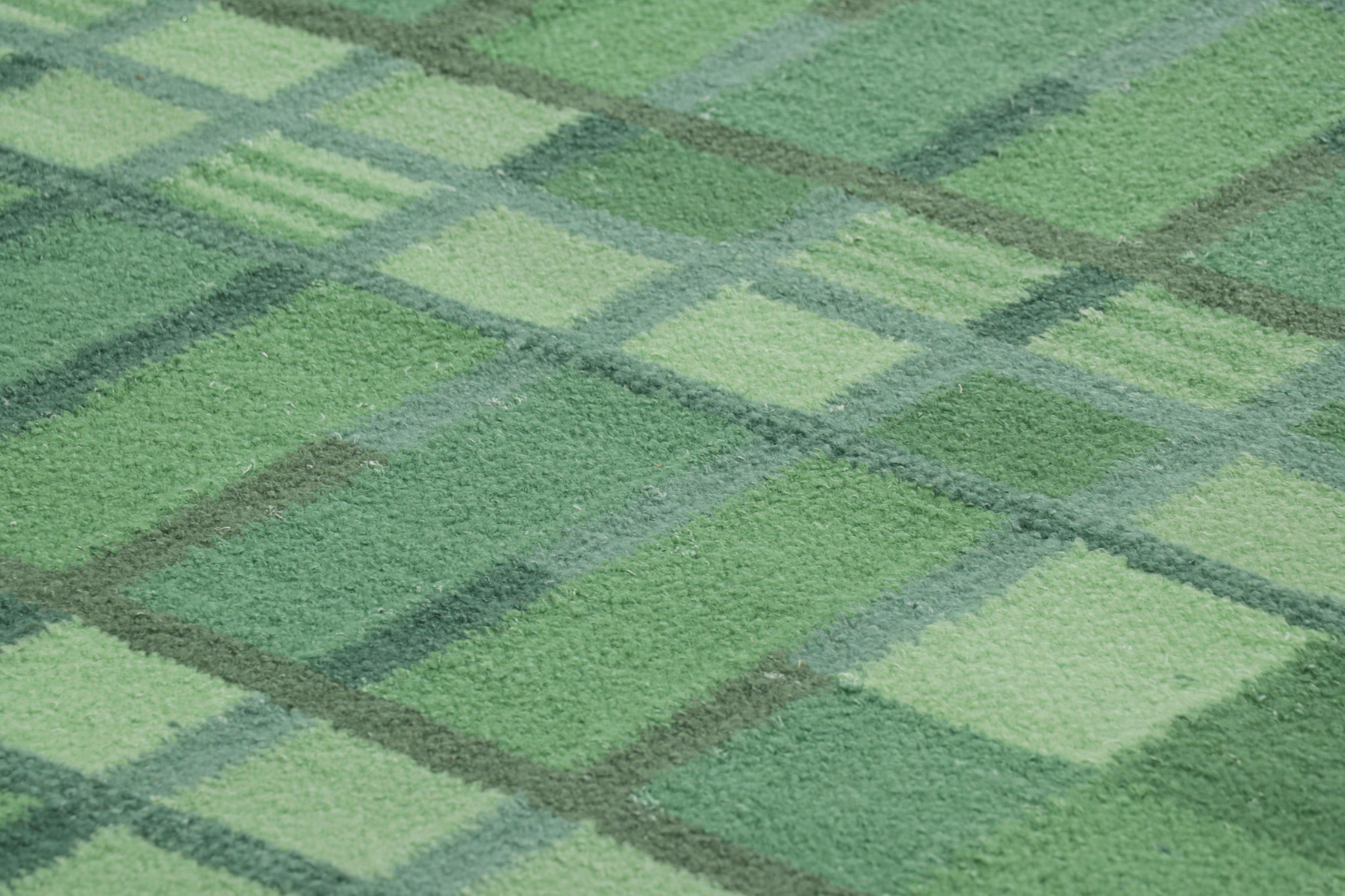 Dalla Rug & Kilim's Scandinavian Collection, questo tappeto 12x18 è tessuto a mano con una nuova struttura a trama piatta che utilizza una miscela di lana e filati esotici: una nuova texture morbida ispirata ai filati di alpaca.

Sul design: 

Gli