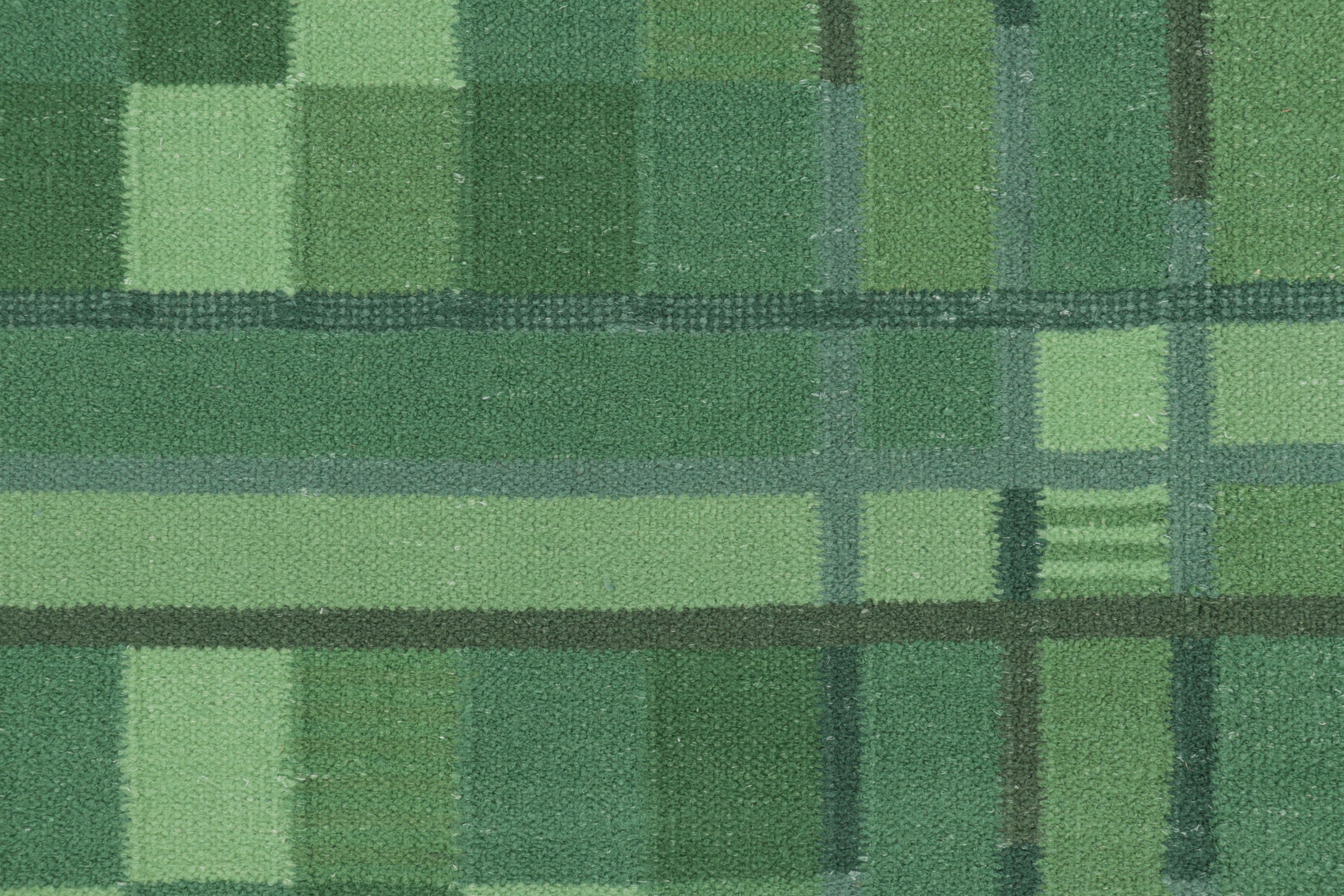 Scandinavo moderno Rug & Kilim: tappeto oversize in stile scandinavo con motivi geometrici verdi in vendita