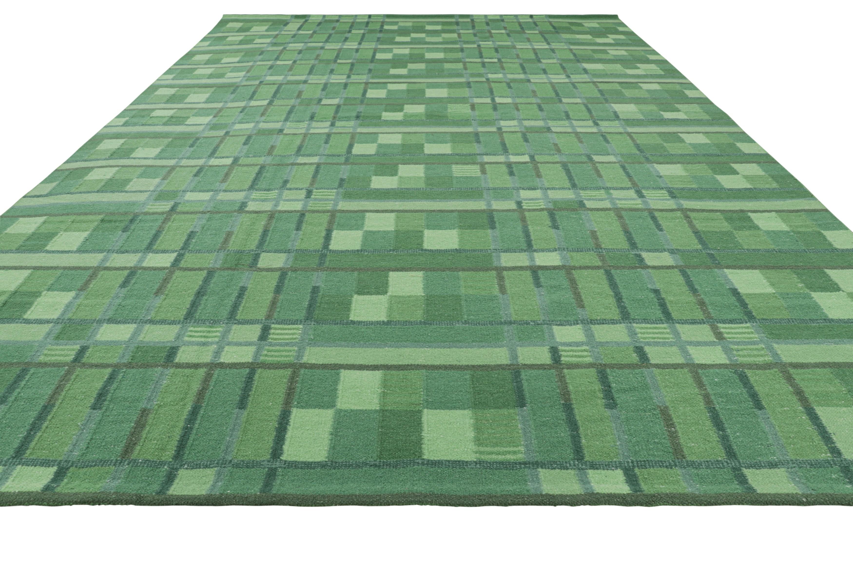 Tessuto a mano Rug & Kilim: tappeto oversize in stile scandinavo con motivi geometrici verdi in vendita