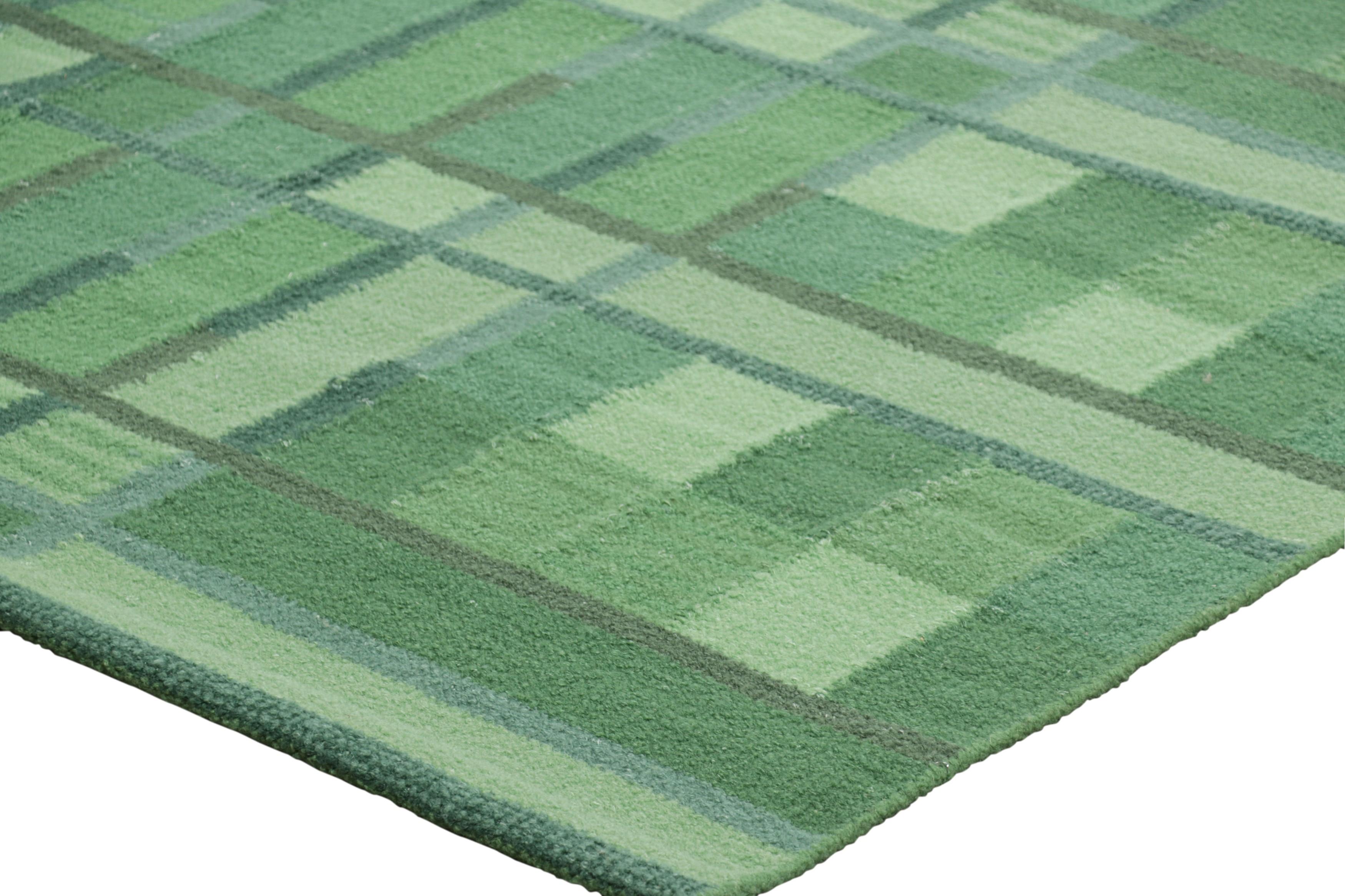 Rug & Kilim: tappeto oversize in stile scandinavo con motivi geometrici verdi In condizioni Nuovo in vendita a Long Island City, NY