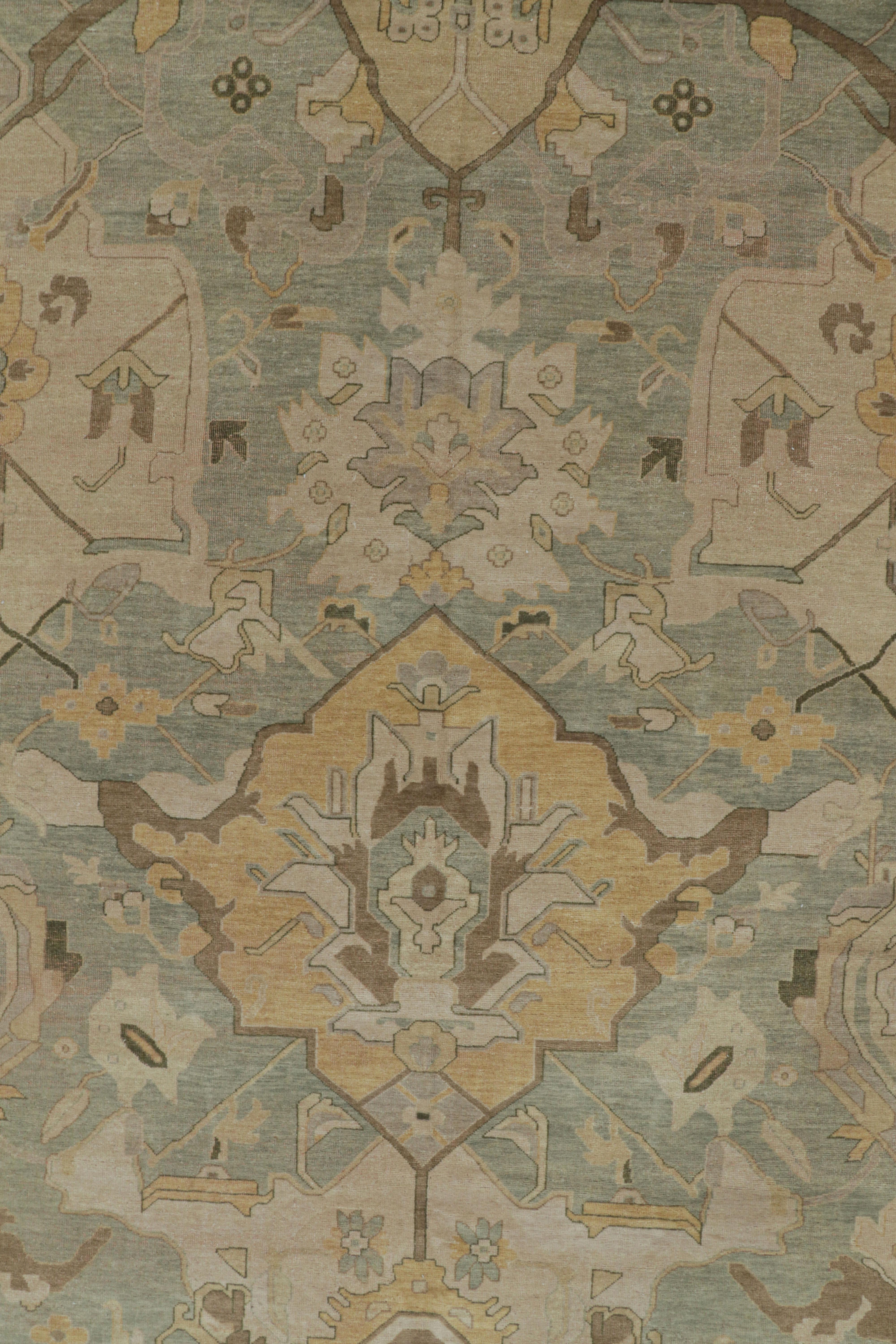 XXIe siècle et contemporain Rug & Kilim's Oversized Shield Rug in Pale Green with Floral Medallions (Tapis de bouclier surdimensionné en vert pâle avec des médaillons floraux) en vente