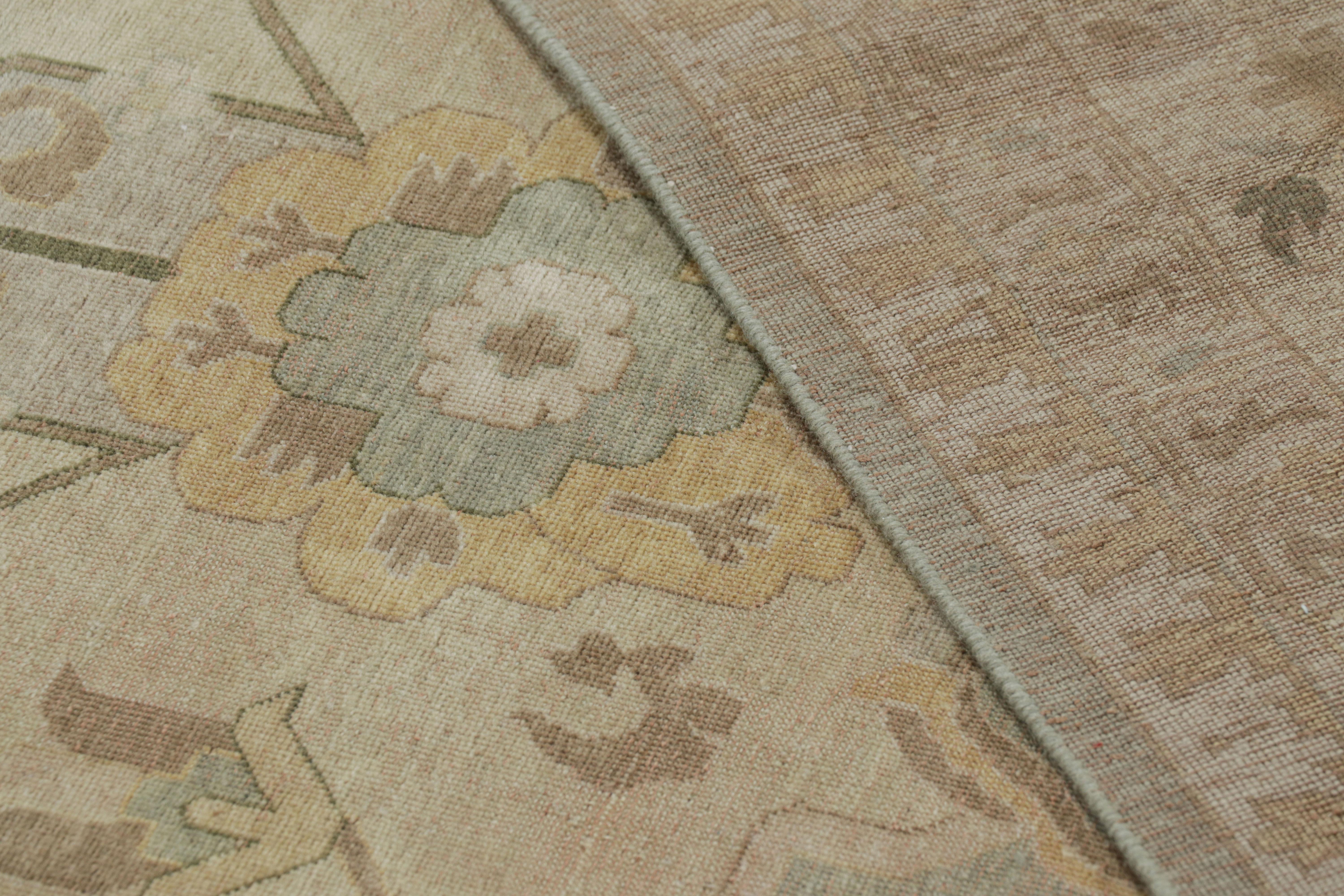 Laine Rug & Kilim's Oversized Shield Rug in Pale Green with Floral Medallions (Tapis de bouclier surdimensionné en vert pâle avec des médaillons floraux) en vente