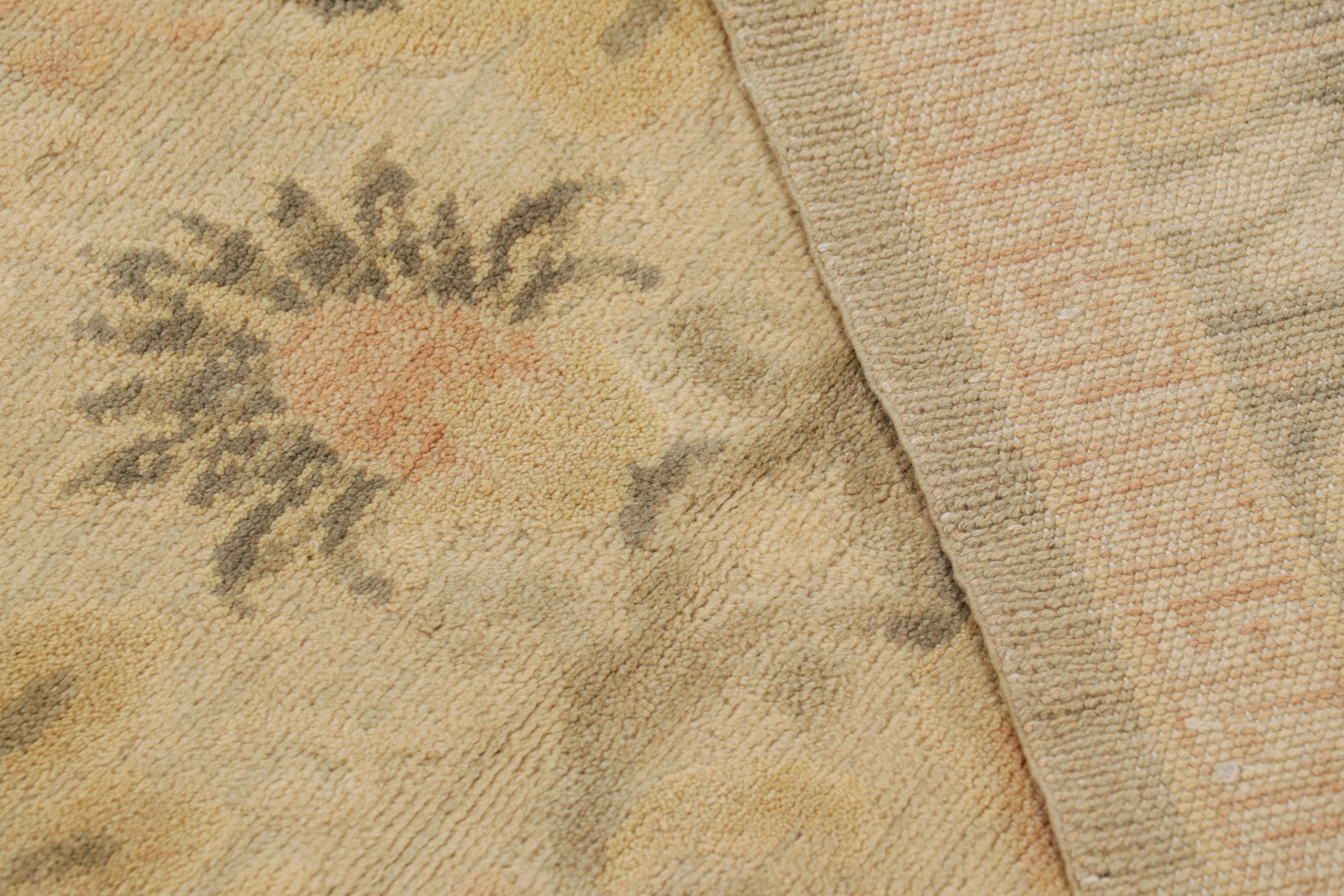 Rug & Kilim è un tappeto sovradimensionato in stile Arts & Crafts spagnolo con motivi floreali in vendita 1