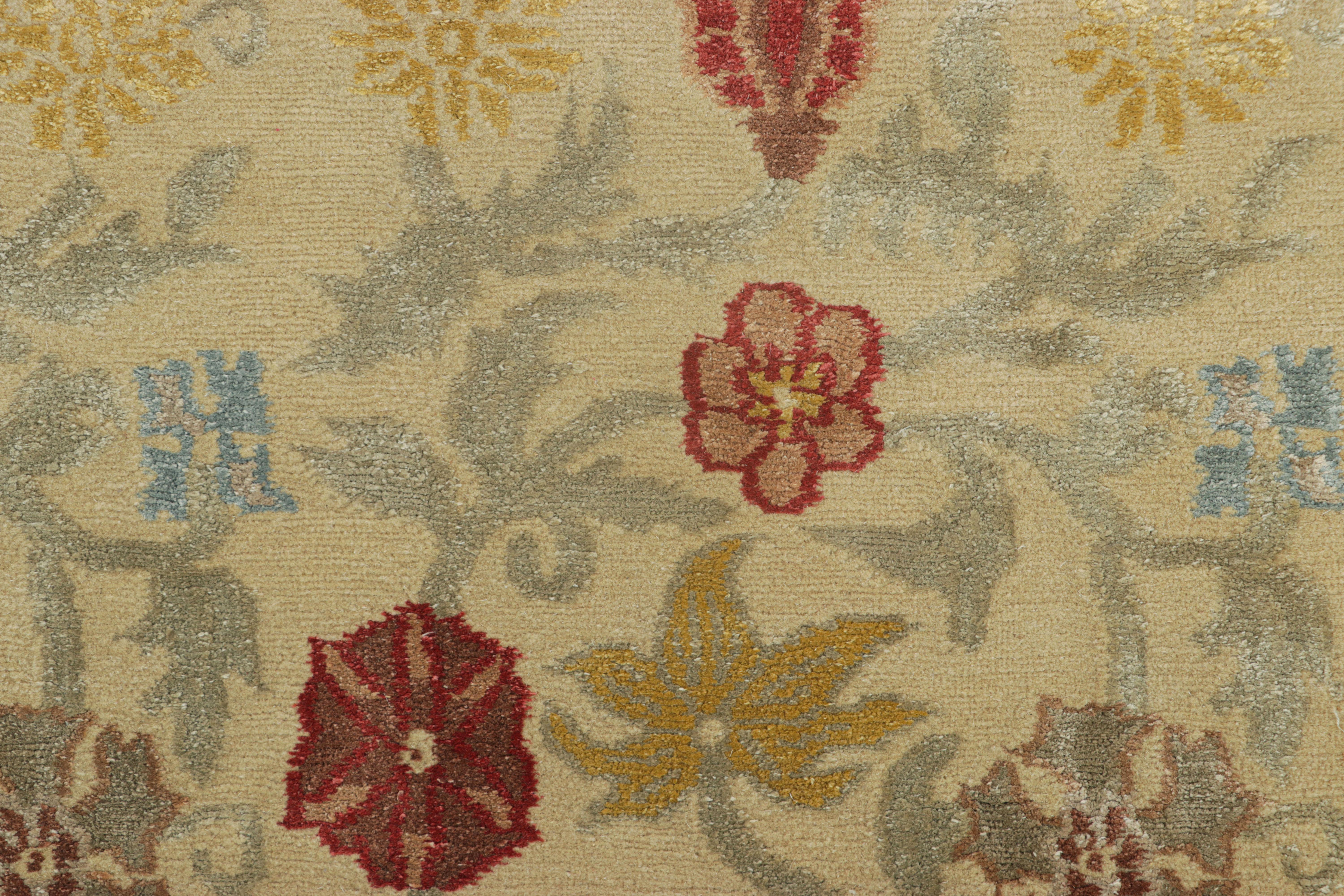 Noué à la main dans un luxueux mélange de soie et de laine, ce chemin de table 3x17 vient s'ajouter à la collection de tapis européens de Rug & Kilim, affectueusement surnommée 