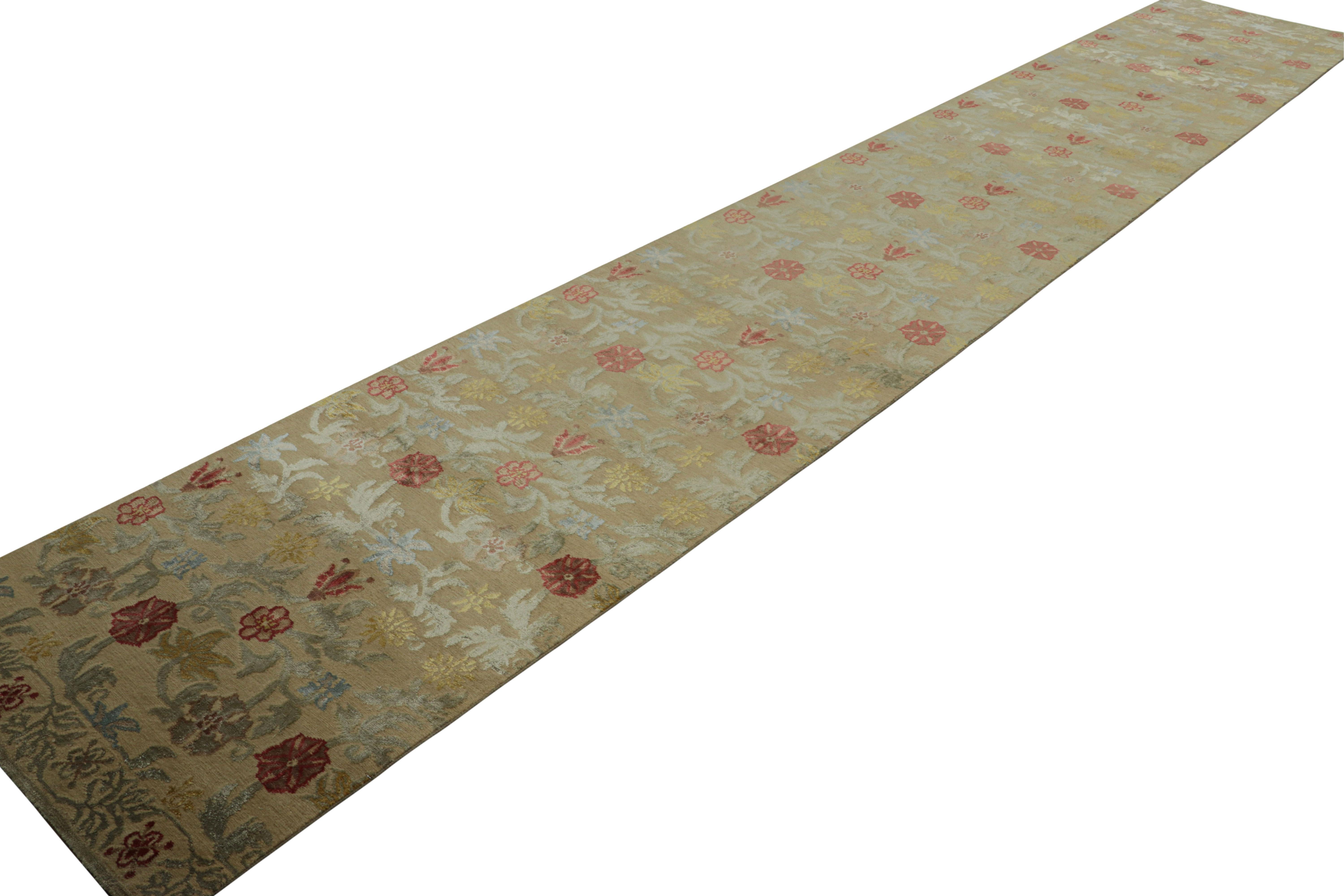 Indien Rug & Kilim's Overized Spanish Style Runner Rug with Floral Patterns Bilbao (Tapis de course espagnol surdimensionné à motifs floraux) en vente