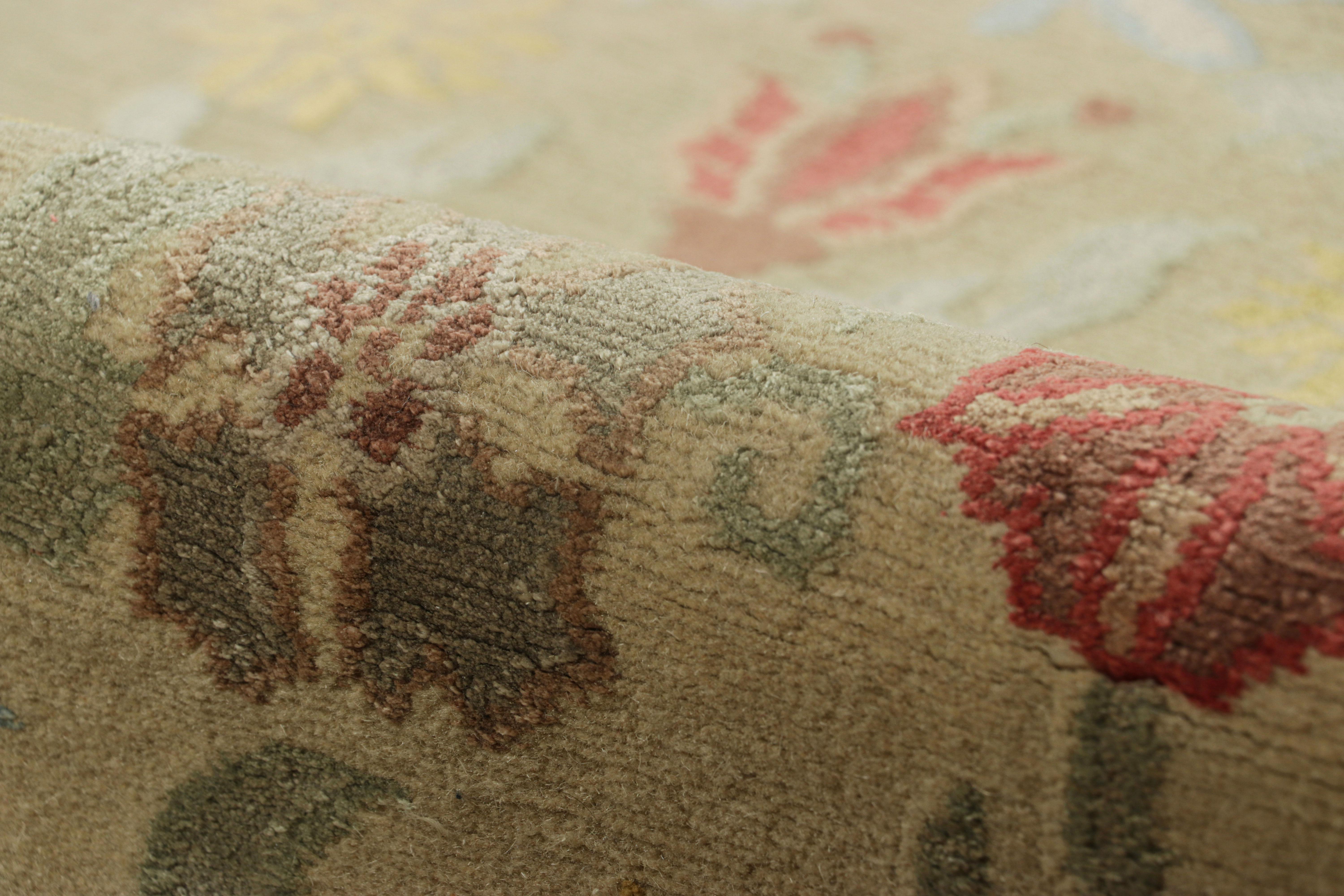 Laine Rug & Kilim's Overized Spanish Style Runner Rug with Floral Patterns Bilbao (Tapis de course espagnol surdimensionné à motifs floraux) en vente