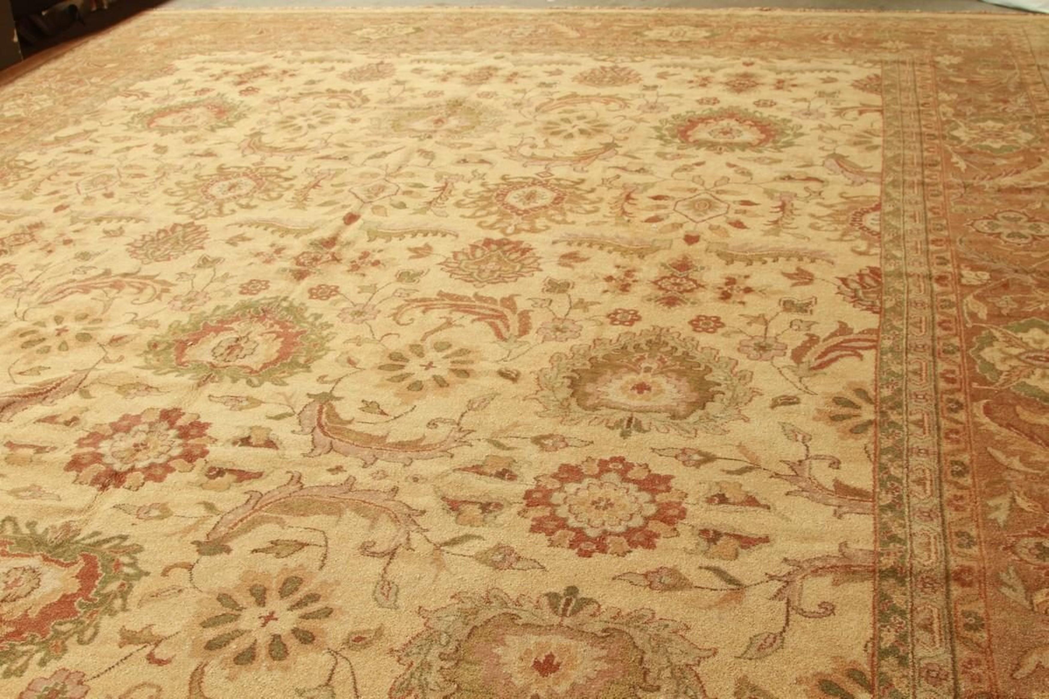 Dieser 15x24 große Teppich im Sultanabad-Stil wurde aus handgeknüpfter Wolle hergestellt und gehört zu den frühesten Werken dieser Modern Classics-Kollektion - eine indische Interpretation eines berühmten Stils. 

Über das Design 

Eine grundlegende