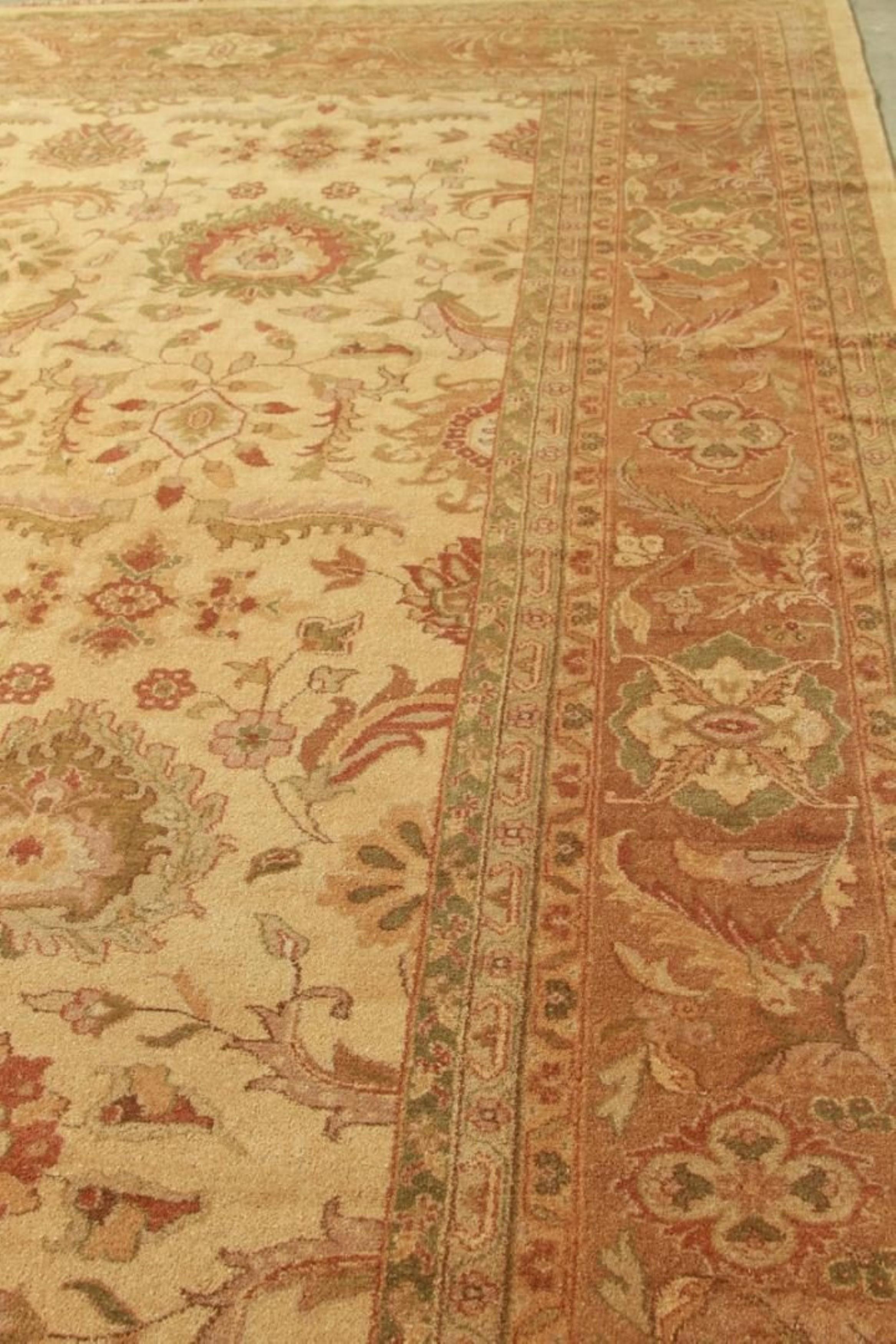 Rug & Kilims übergroßer Sultanabad-Teppich in Gold mit Blumenmustern (Kelim) im Angebot