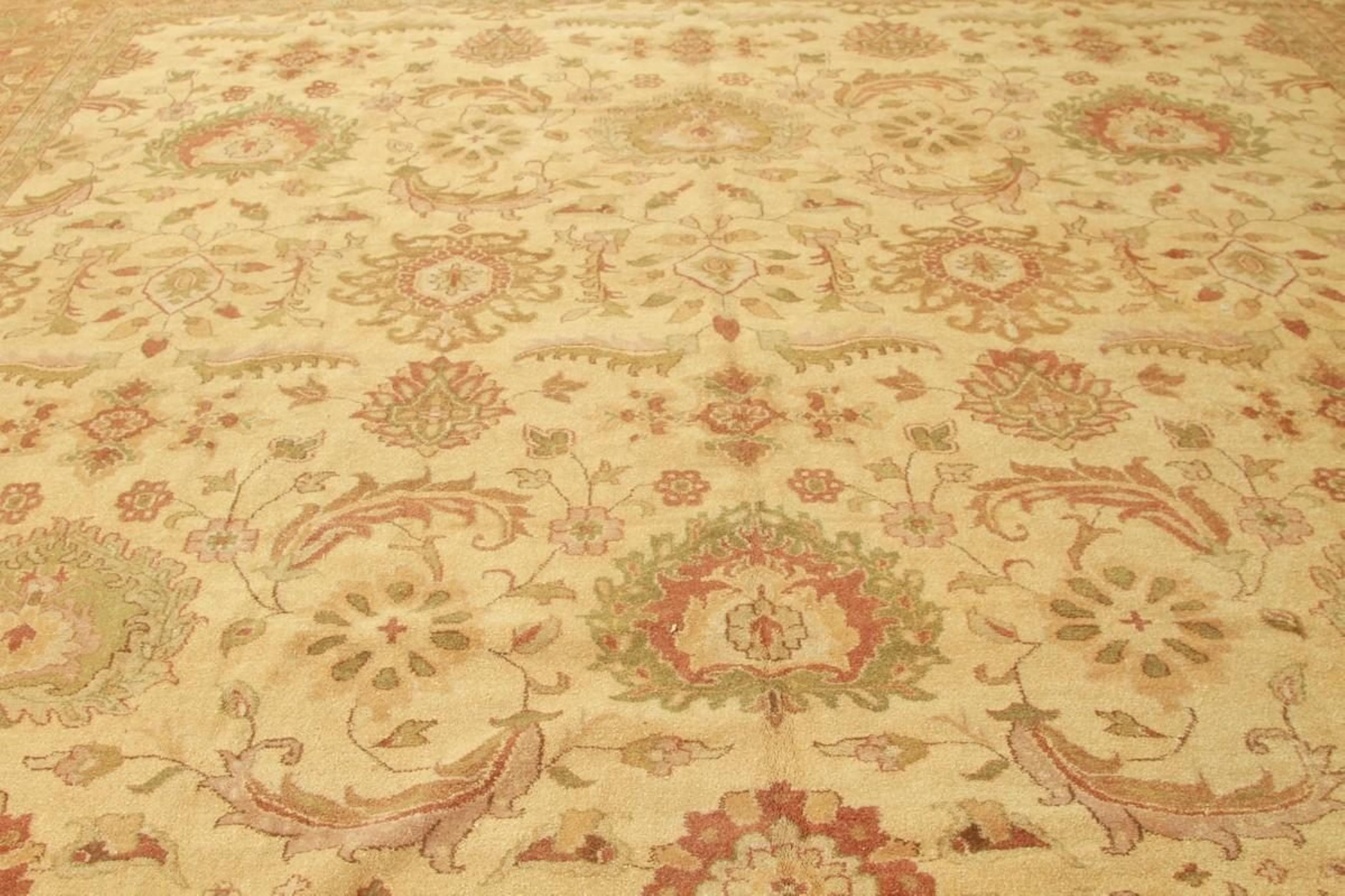 Rug & Kilims übergroßer Sultanabad-Teppich in Gold mit Blumenmustern (Indisch) im Angebot