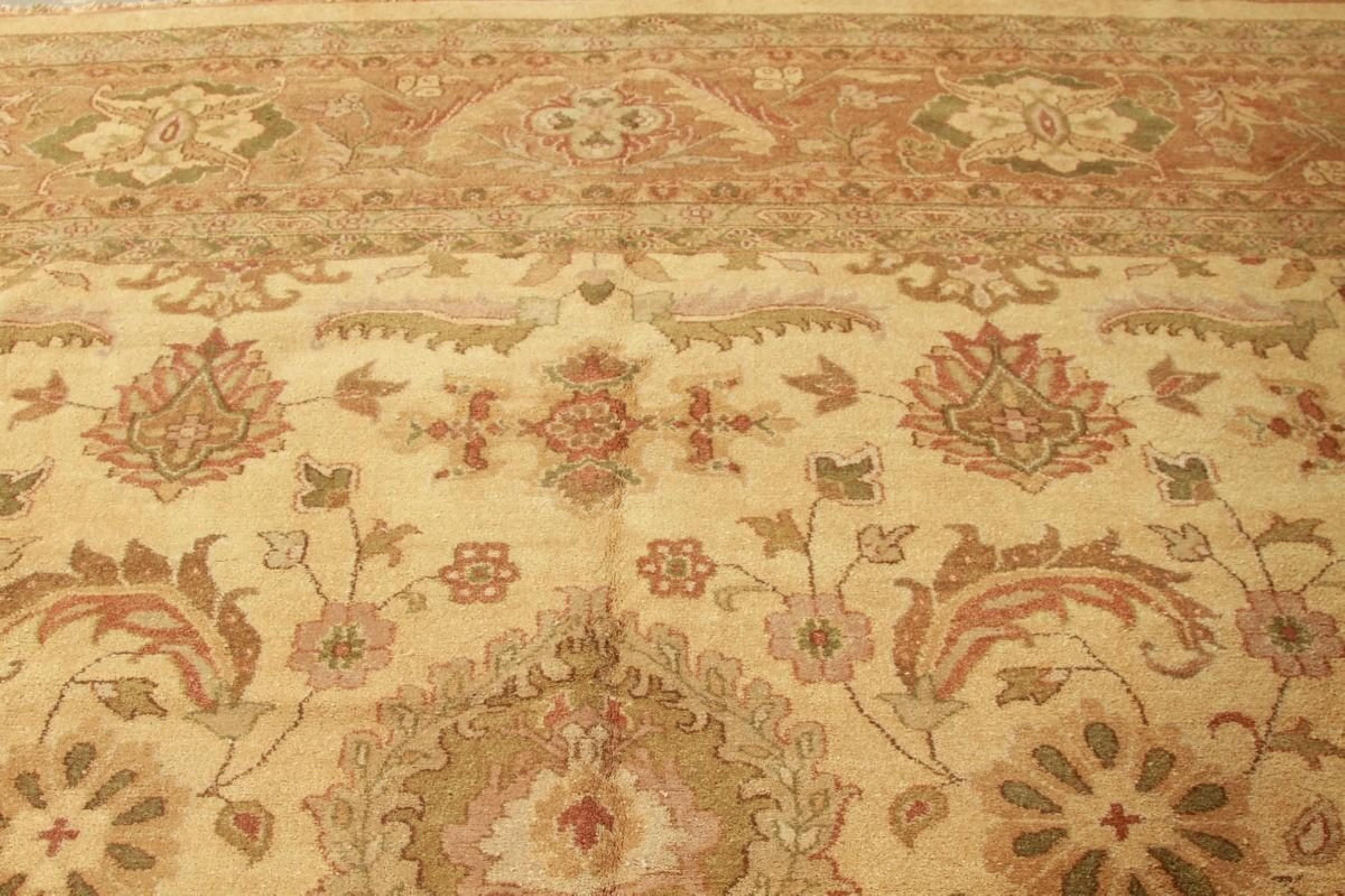 Rug & Kilims übergroßer Sultanabad-Teppich in Gold mit Blumenmustern (Handgeknüpft) im Angebot