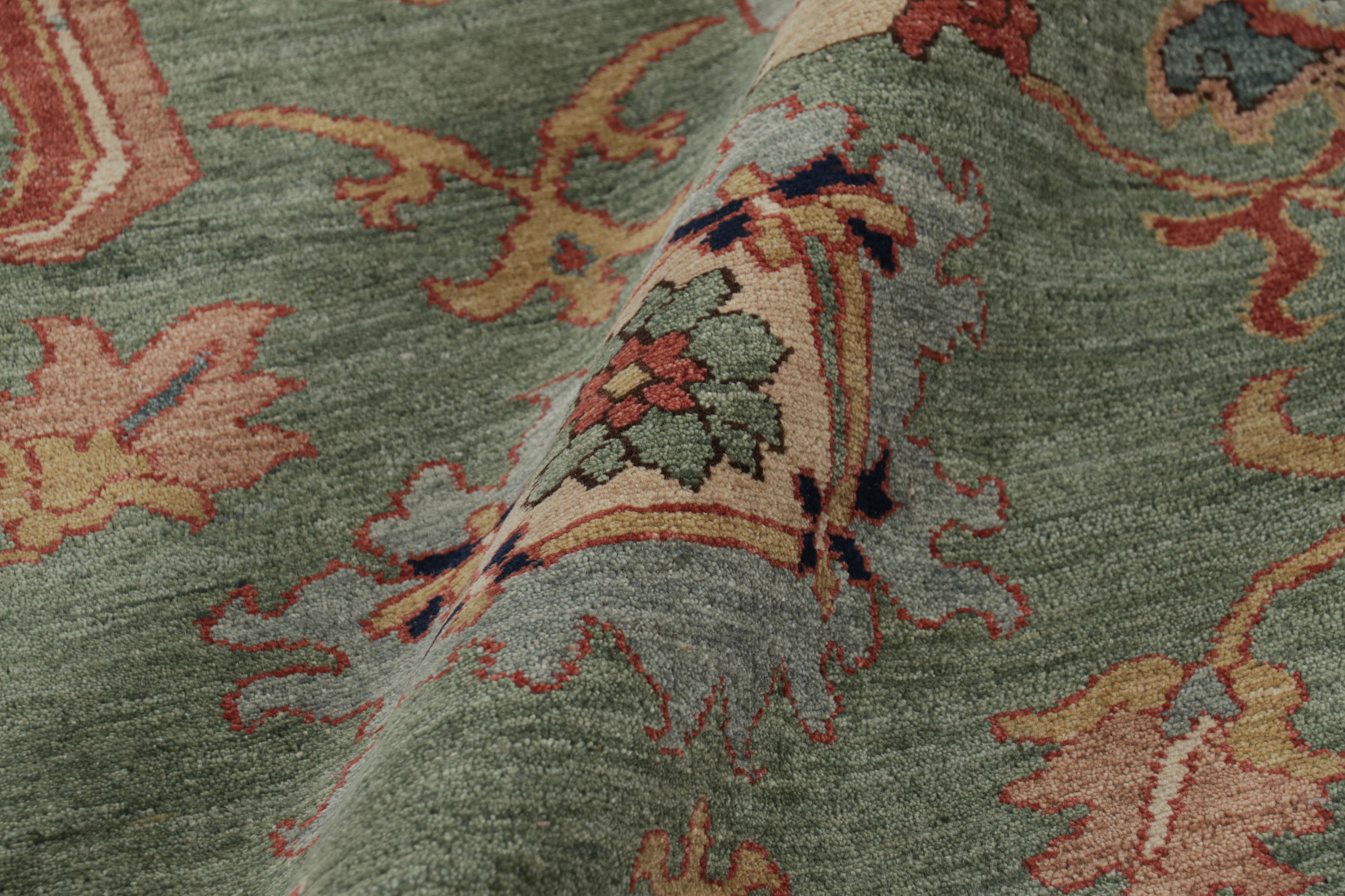 Lana Rug & Kilim è un tappeto oversize in stile Sultanabad Rug in verde acqua con motivi floreali in vendita