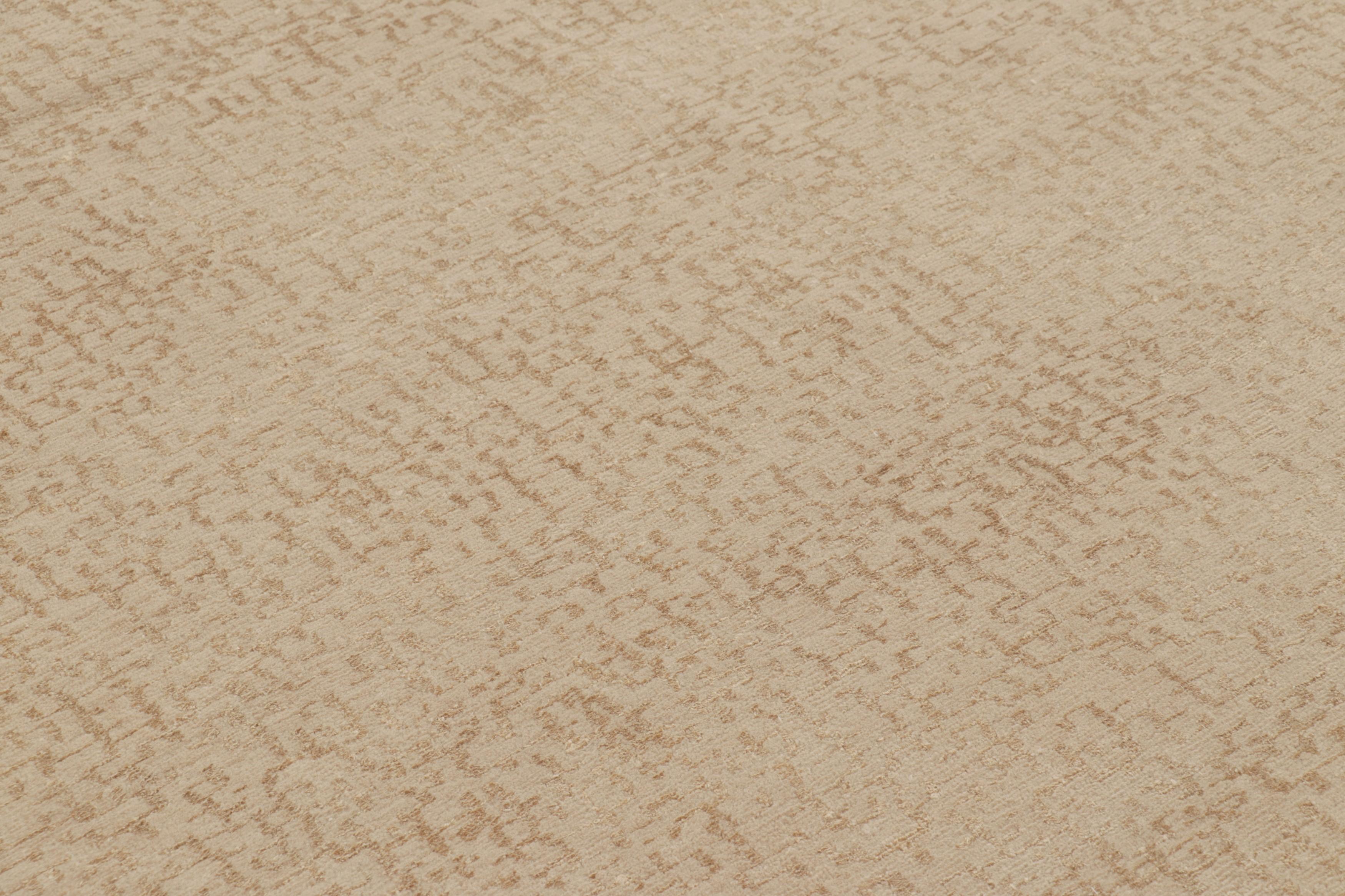 Moderne Rug & Kilim's Oversized Textural Custom Rug Design, Solid Beige and Cream Striae (tapis à rayures beige et crème) en vente