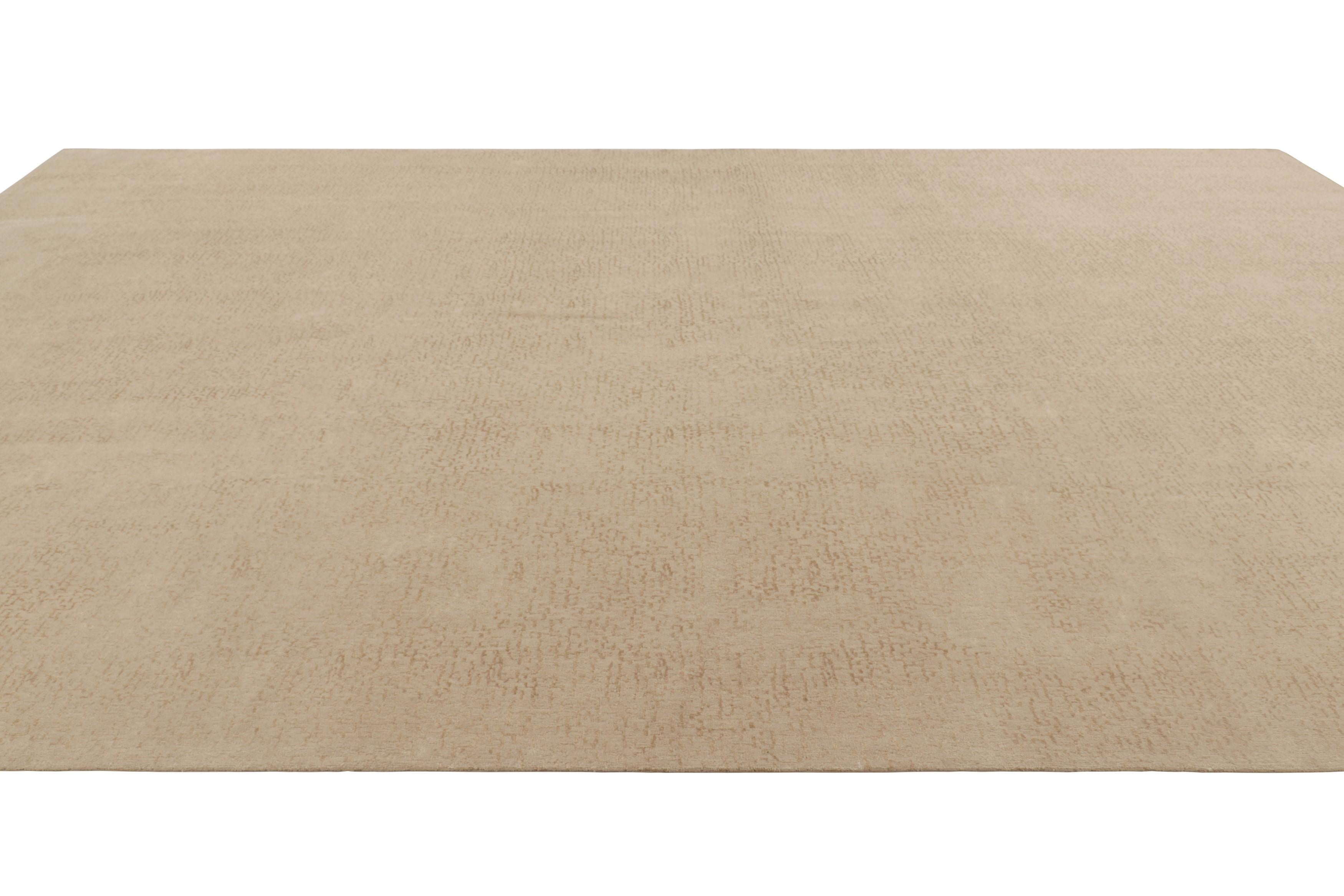 Noué à la main Rug & Kilim's Oversized Textural Custom Rug Design, Solid Beige and Cream Striae (tapis à rayures beige et crème) en vente