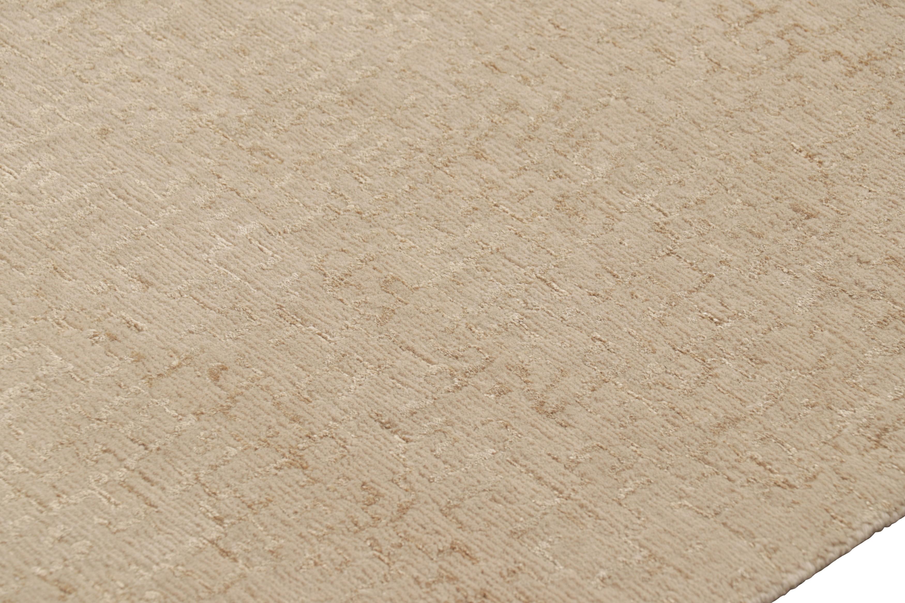 XXIe siècle et contemporain Rug & Kilim's Oversized Textural Custom Rug Design, Solid Beige and Cream Striae (tapis à rayures beige et crème) en vente