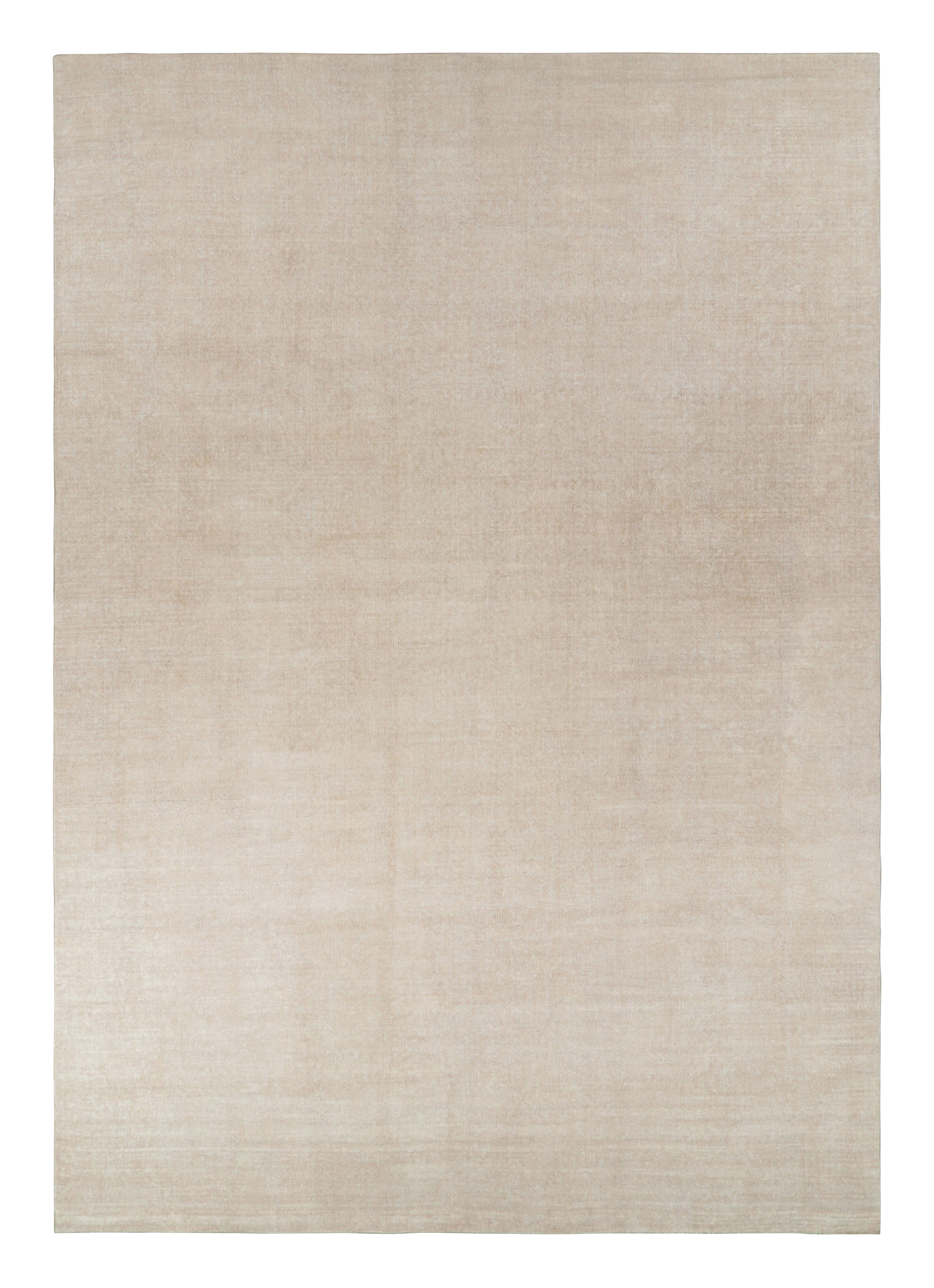 Ce tapis 14x20 en soie nouée à la main est un nouvel ajout audacieux à la Collection Textural de Rug & Kilim et représente une série de tapis contemporains réalisés par l'un des ateliers et designers persans les plus talentueux de l'artisanat