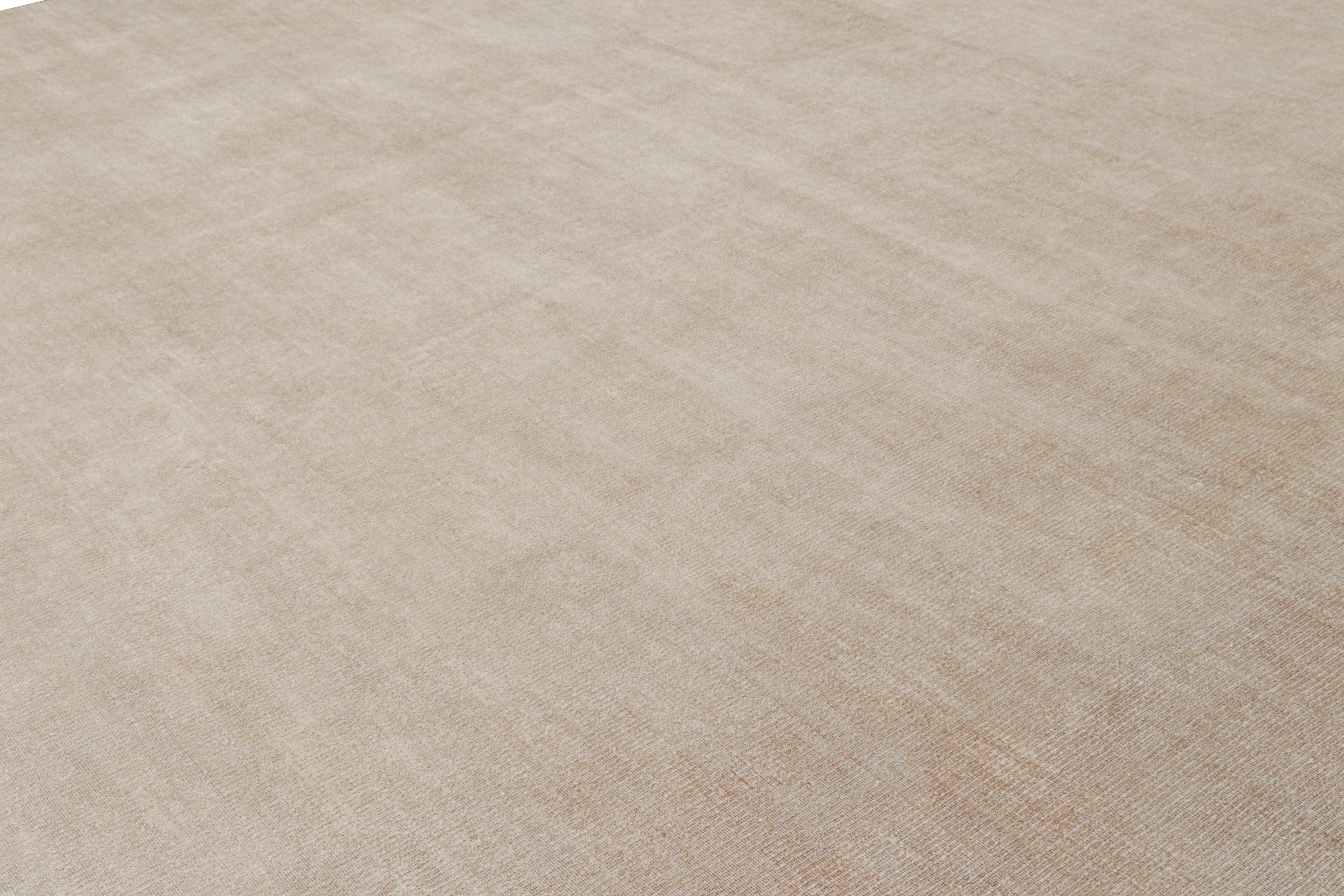 Moderne Rug & Kilim's Oversized Textural Rug in Beige-Brown Tones & Striae (tapis texturé surdimensionné dans les tons beige-brun et rayures) en vente