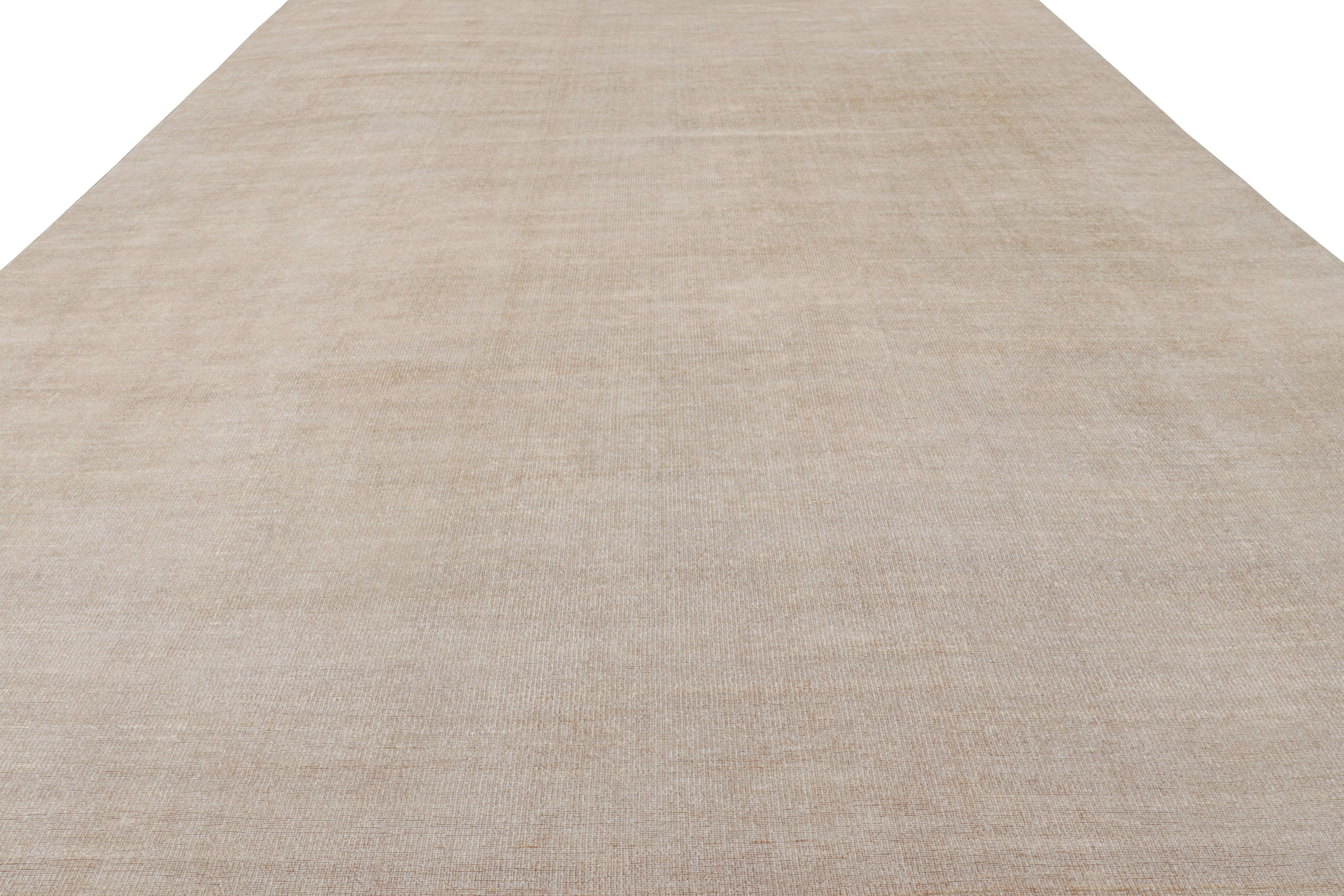 Indien Rug & Kilim's Oversized Textural Rug in Beige-Brown Tones & Striae (tapis texturé surdimensionné dans les tons beige-brun et rayures) en vente