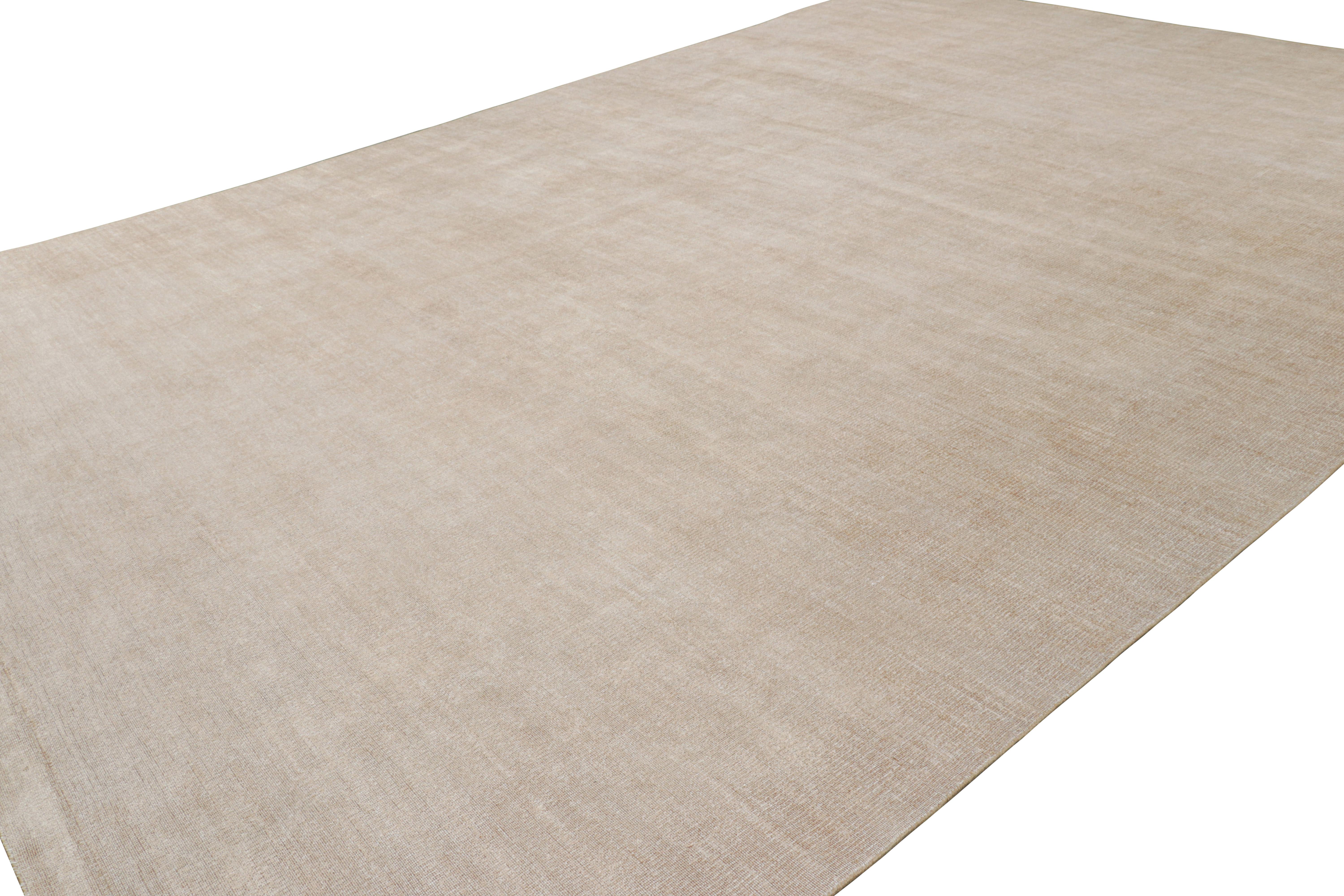 Noué à la main Rug & Kilim's Oversized Textural Rug in Beige-Brown Tones & Striae (tapis texturé surdimensionné dans les tons beige-brun et rayures) en vente