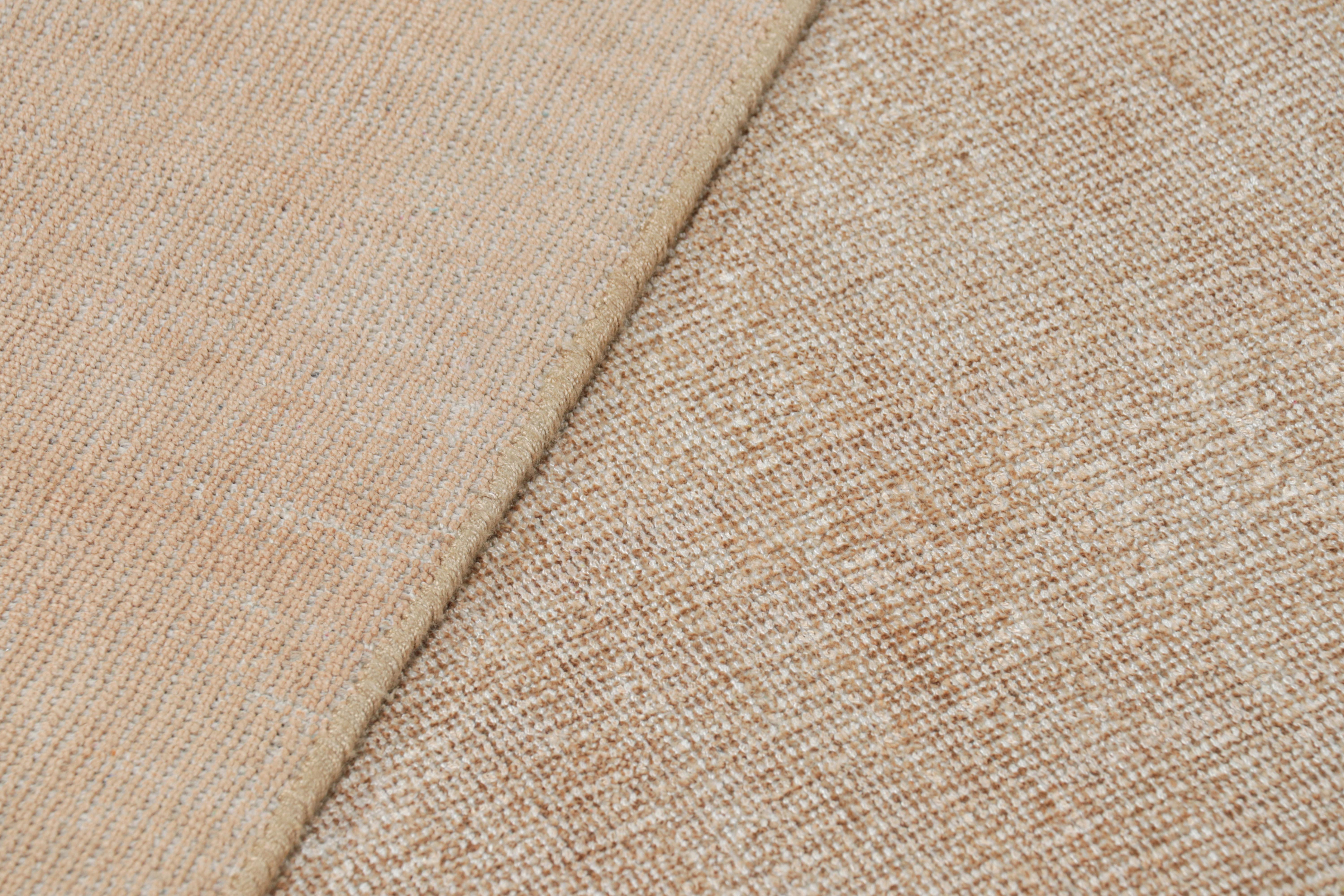 Laine Rug & Kilim's Oversized Textural Rug in Beige-Brown Tones & Striae (tapis texturé surdimensionné dans les tons beige-brun et rayures) en vente