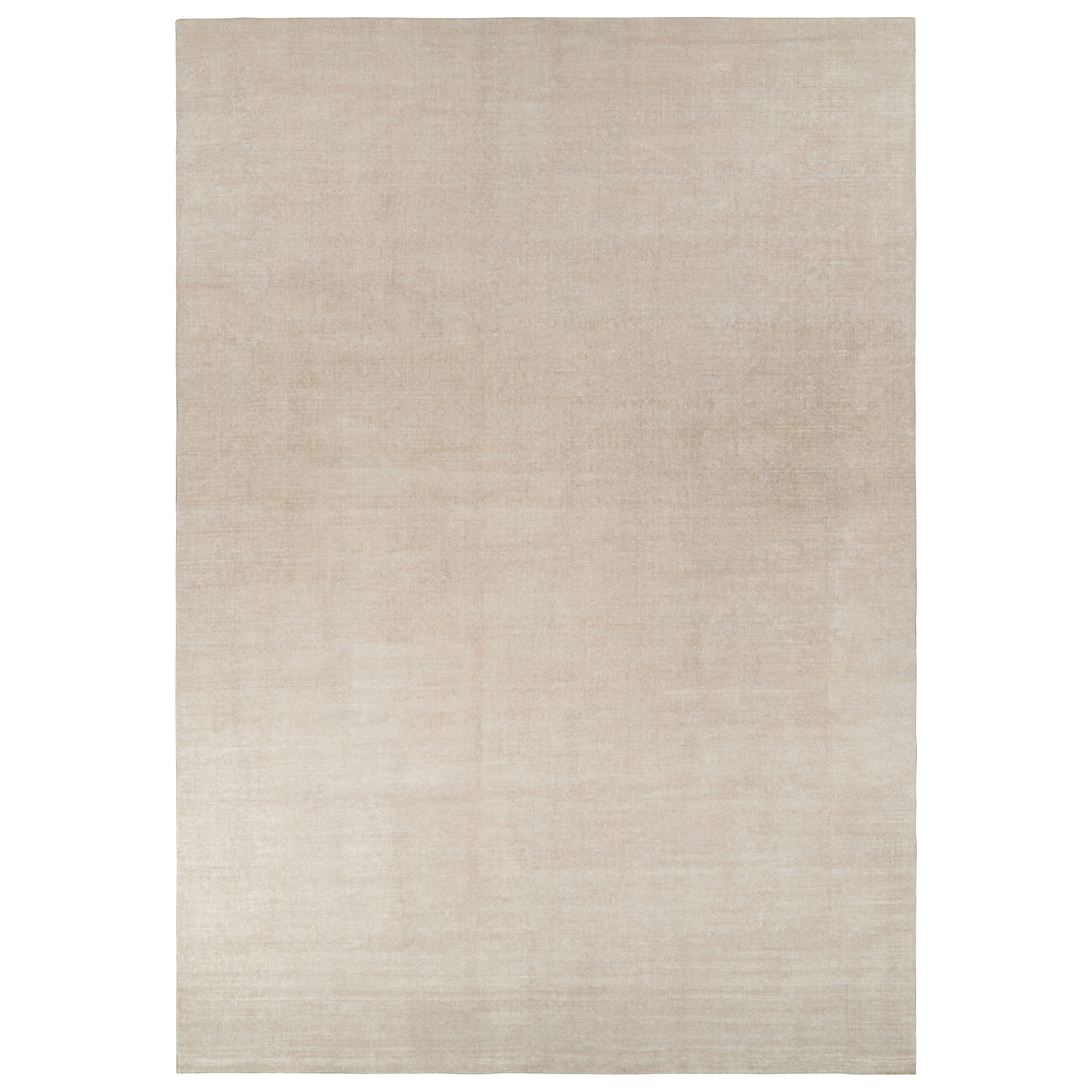 Rug 
Kilim è un tappeto oversize dai toni beige-marroni e dalle striature.