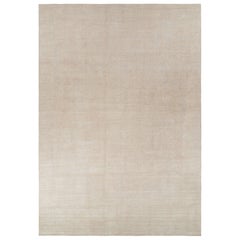 Rug 
Kilim è un tappeto oversize dai toni beige-marroni e dalle striature.