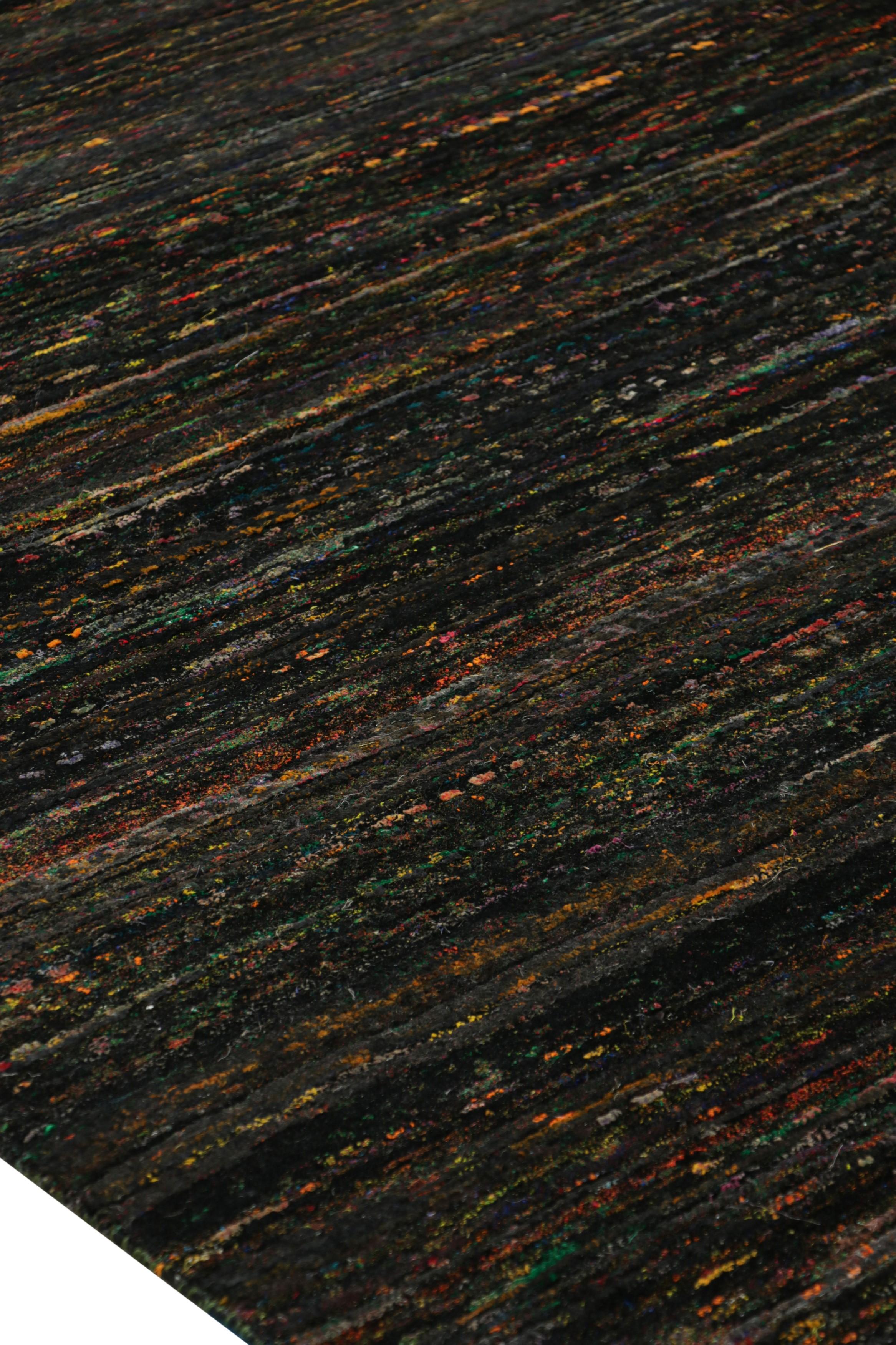 Realizzato in seta annodata a mano, questo tappeto 12x15 è una nuova aggiunta particolarmente audace e ricca alle collezioni di tappeti Modern & Kilim: un pezzo intricato con un'impressionante gamma di colori e un'attenzione al movimento nel suo