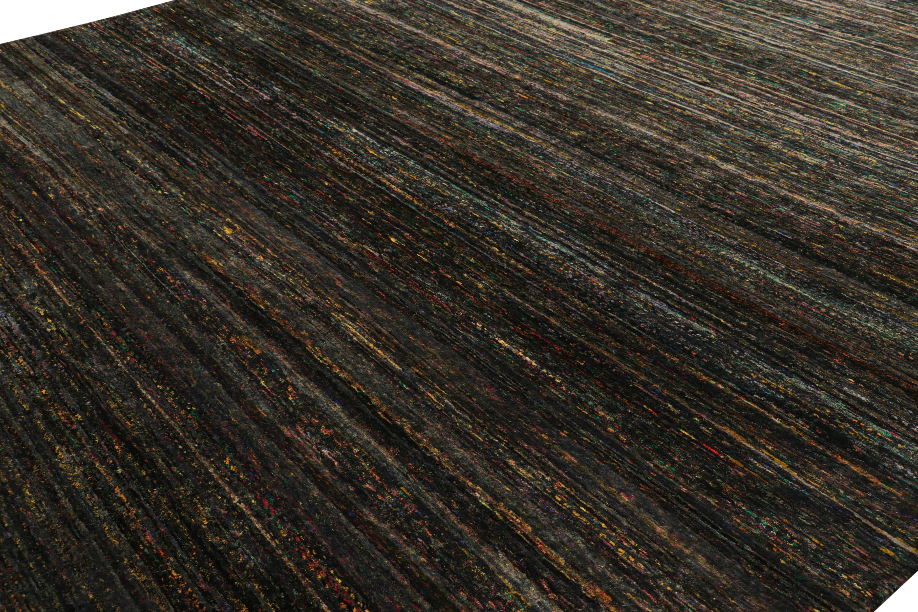 Rug & Kilim's übergroßer Strukturteppich in Schwarz mit kühnen polychromen Streifen (Moderne) im Angebot