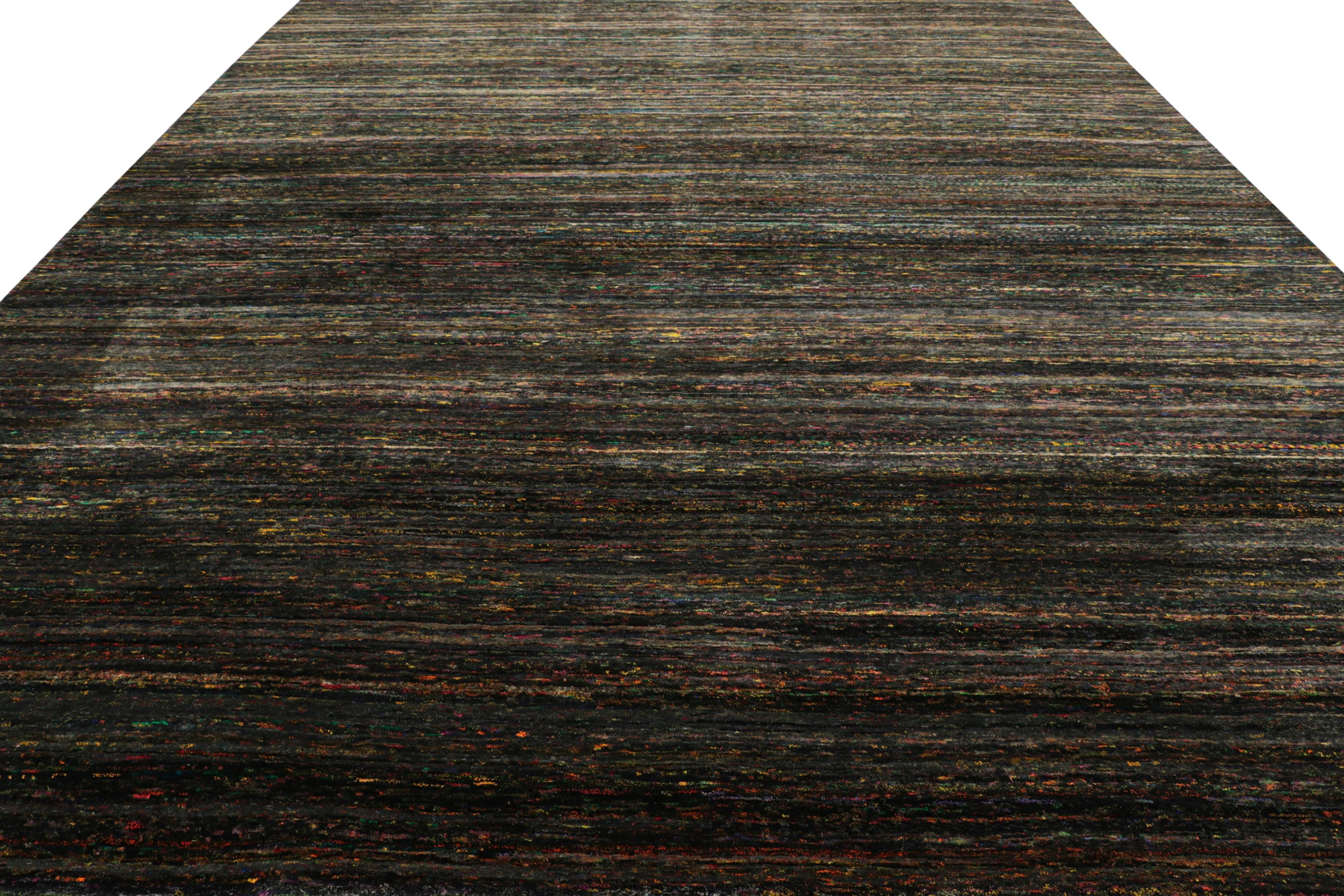 Rug & Kilim's übergroßer Strukturteppich in Schwarz mit kühnen polychromen Streifen (Indisch) im Angebot