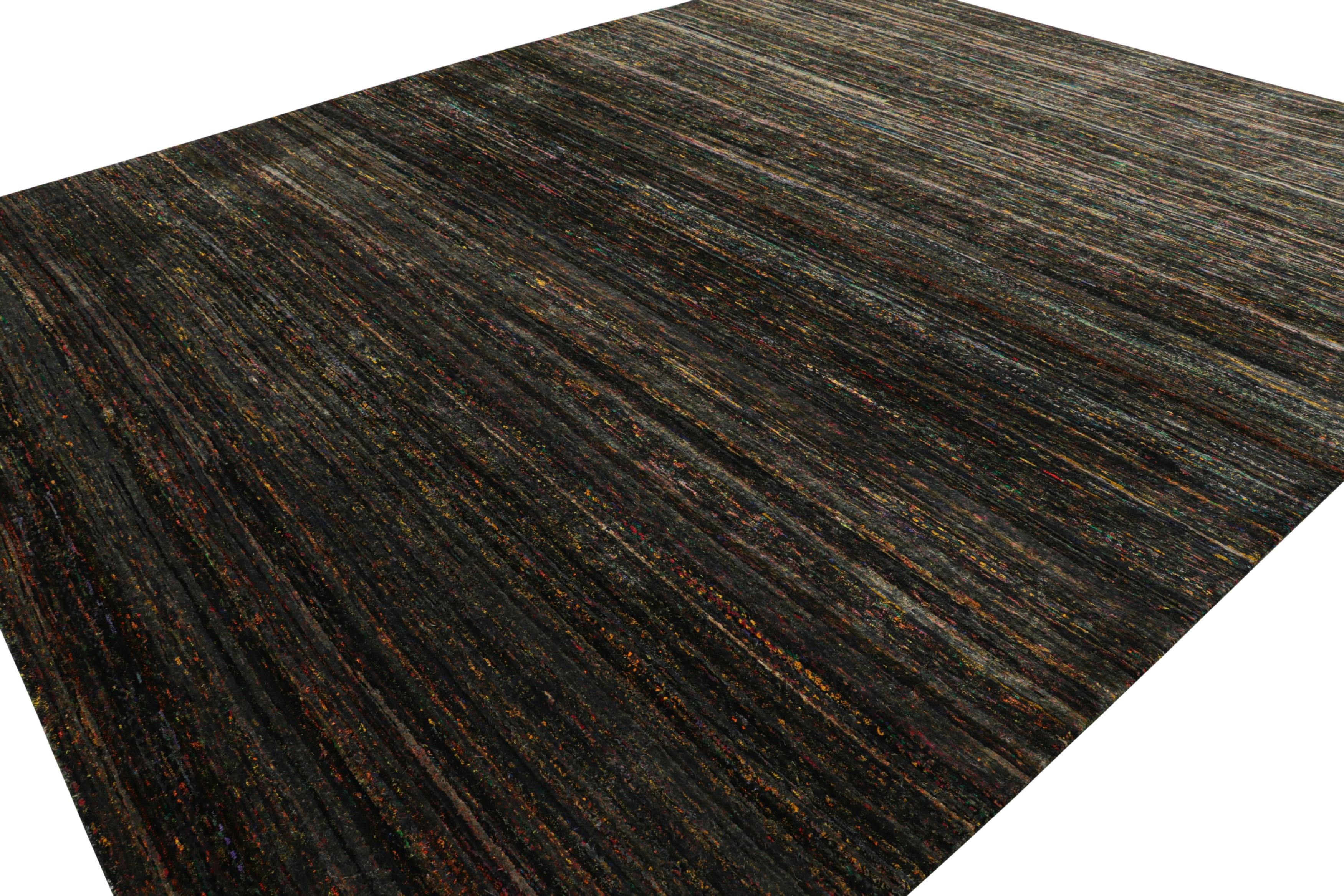 Annodato a mano Rug & Kilim è un tappeto testurizzato sovradimensionato in nero con audaci striature policromatiche in vendita