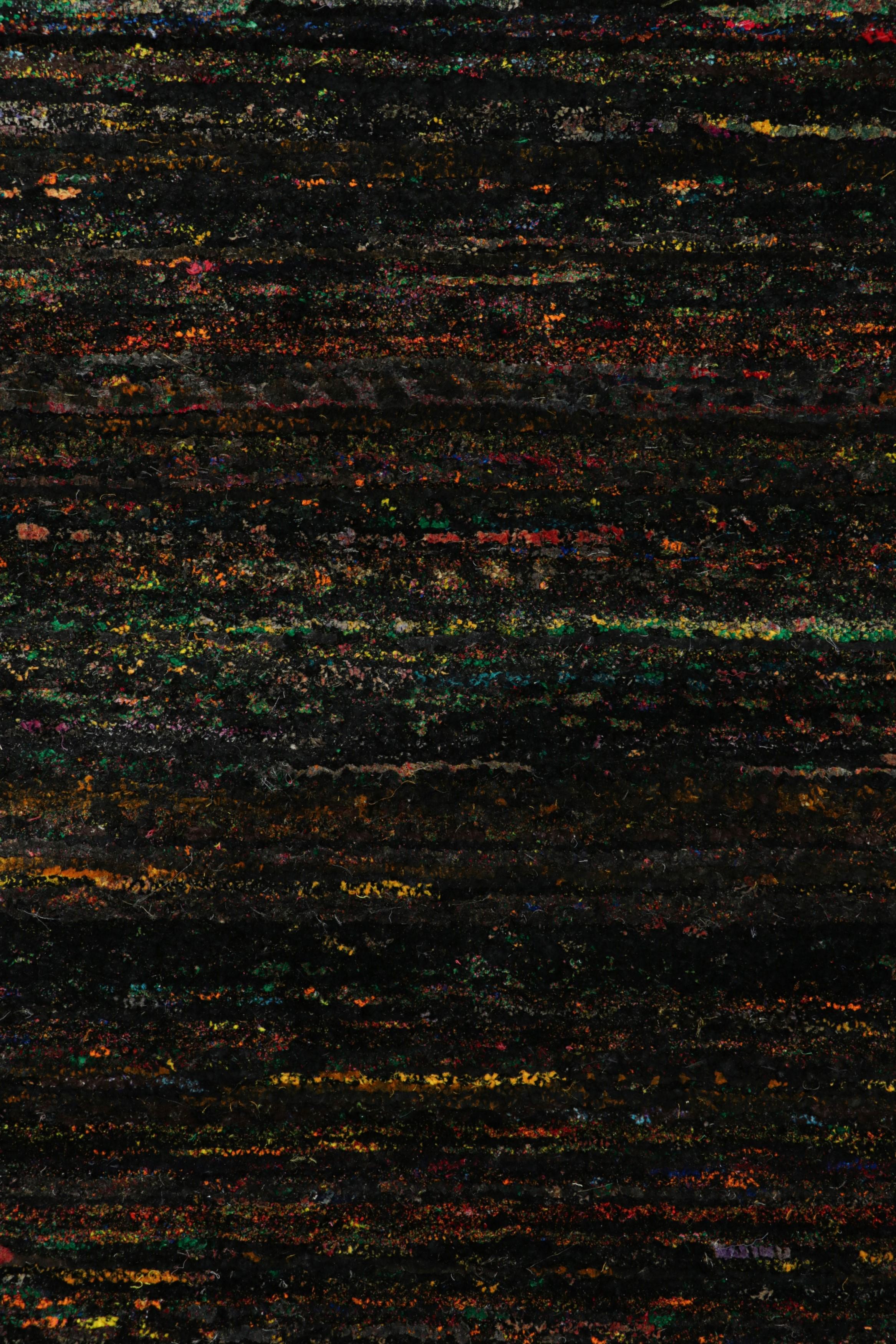 Rug & Kilim's übergroßer Strukturteppich in Schwarz mit kühnen polychromen Streifen im Zustand „Neu“ im Angebot in Long Island City, NY