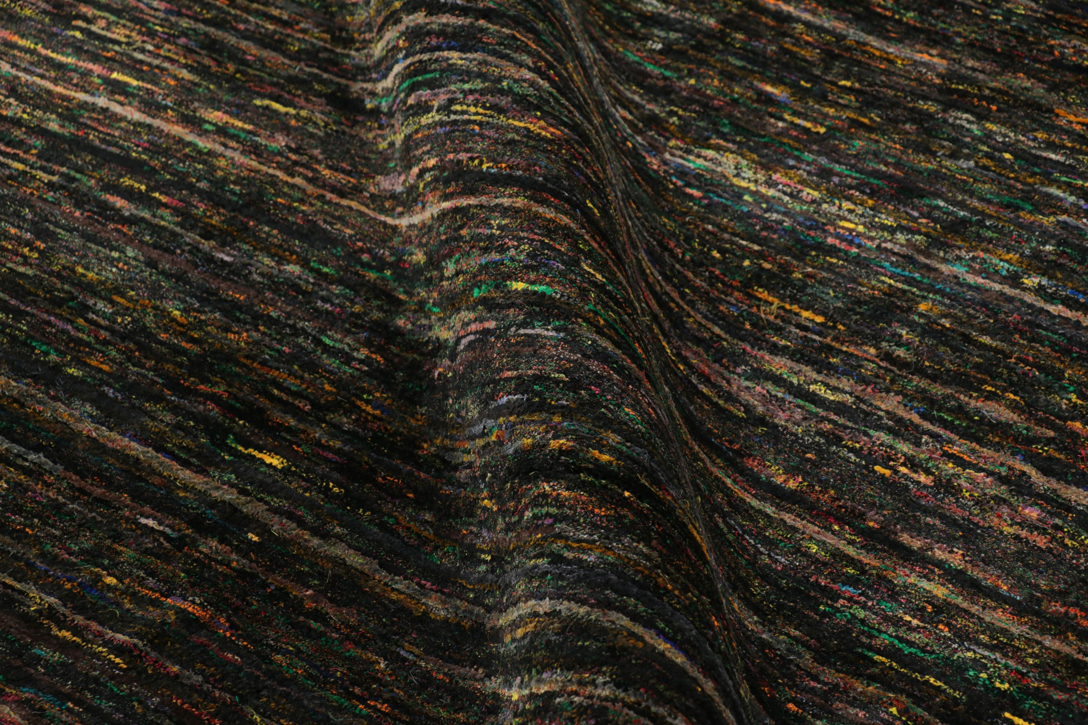 Rug & Kilim's übergroßer Strukturteppich in Schwarz mit kühnen polychromen Streifen (21. Jahrhundert und zeitgenössisch) im Angebot