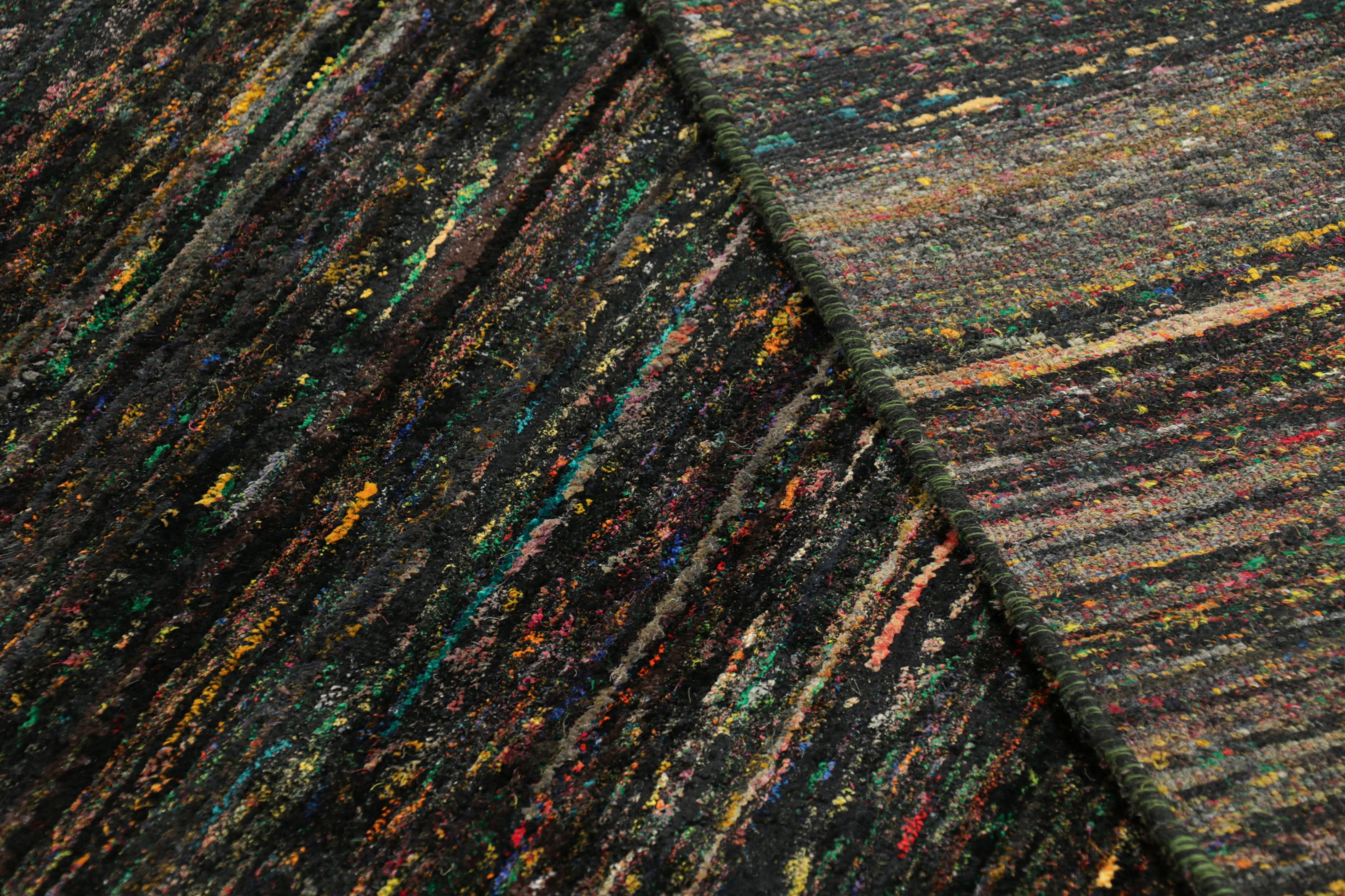 Rug & Kilim's übergroßer Strukturteppich in Schwarz mit kühnen polychromen Streifen (Seide) im Angebot