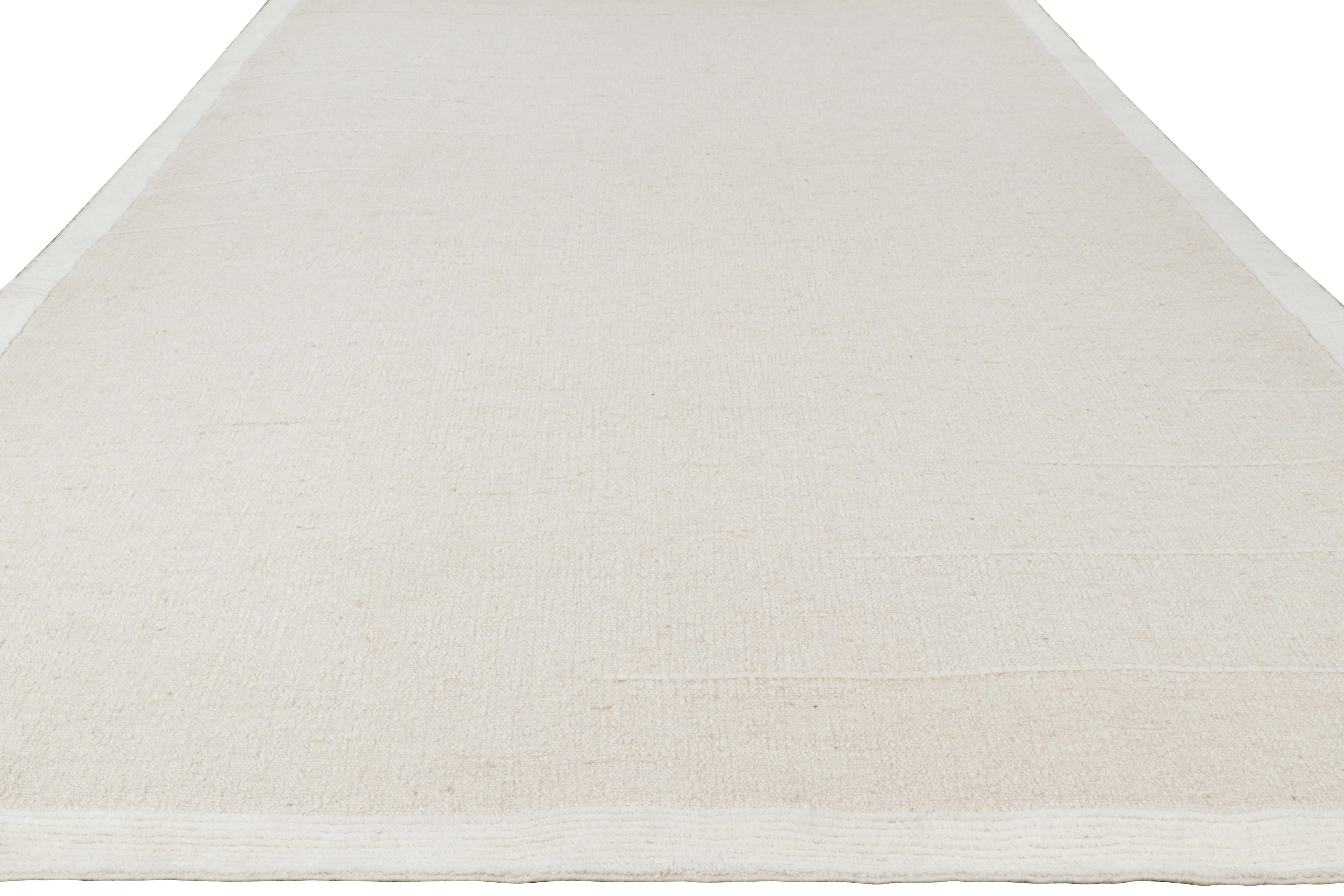 Indiano Rug & Kilim è un tappeto oversize dai toni crema, bianchi e a righe. in vendita