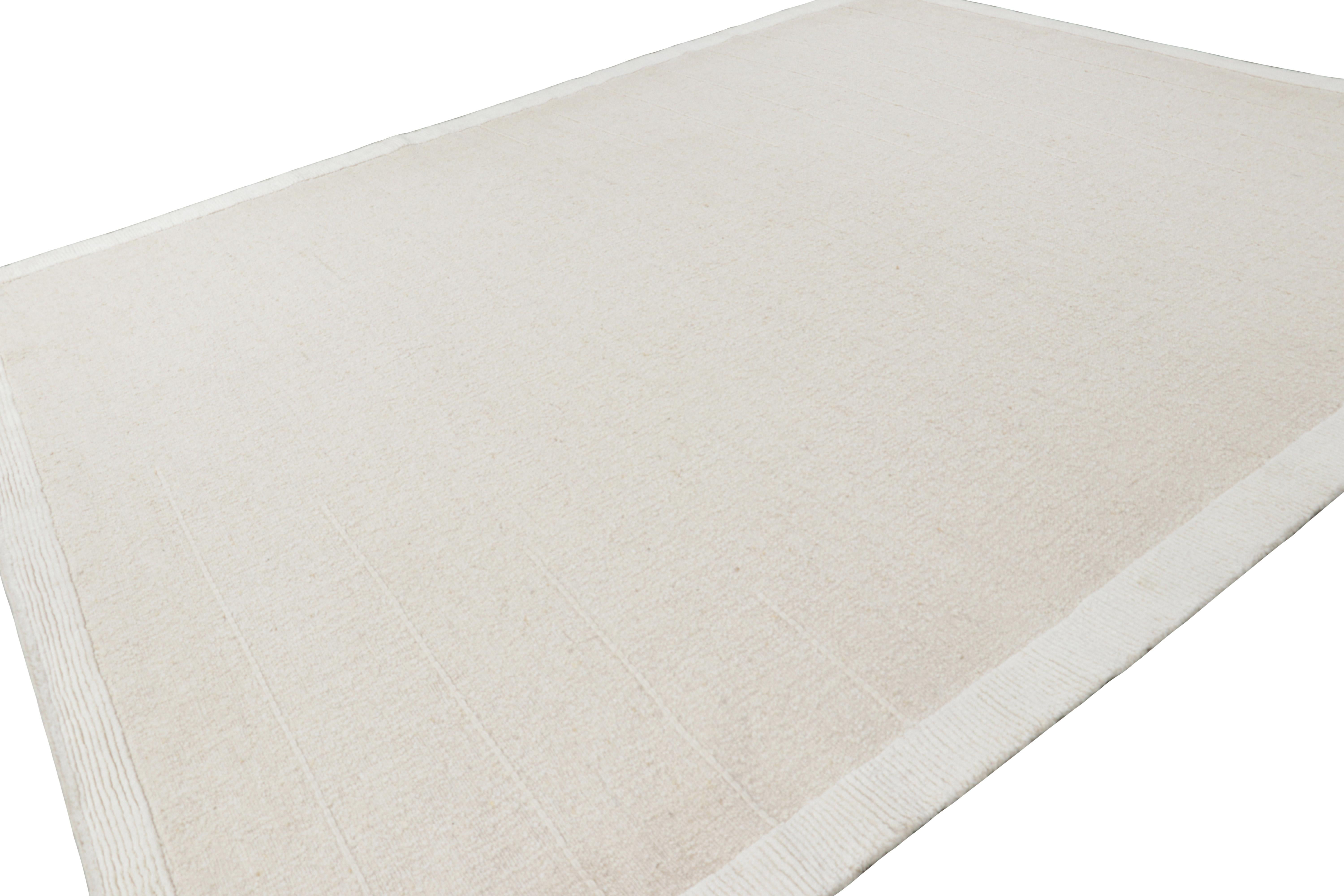 Annodato a mano Rug & Kilim è un tappeto oversize dai toni crema, bianchi e a righe. in vendita