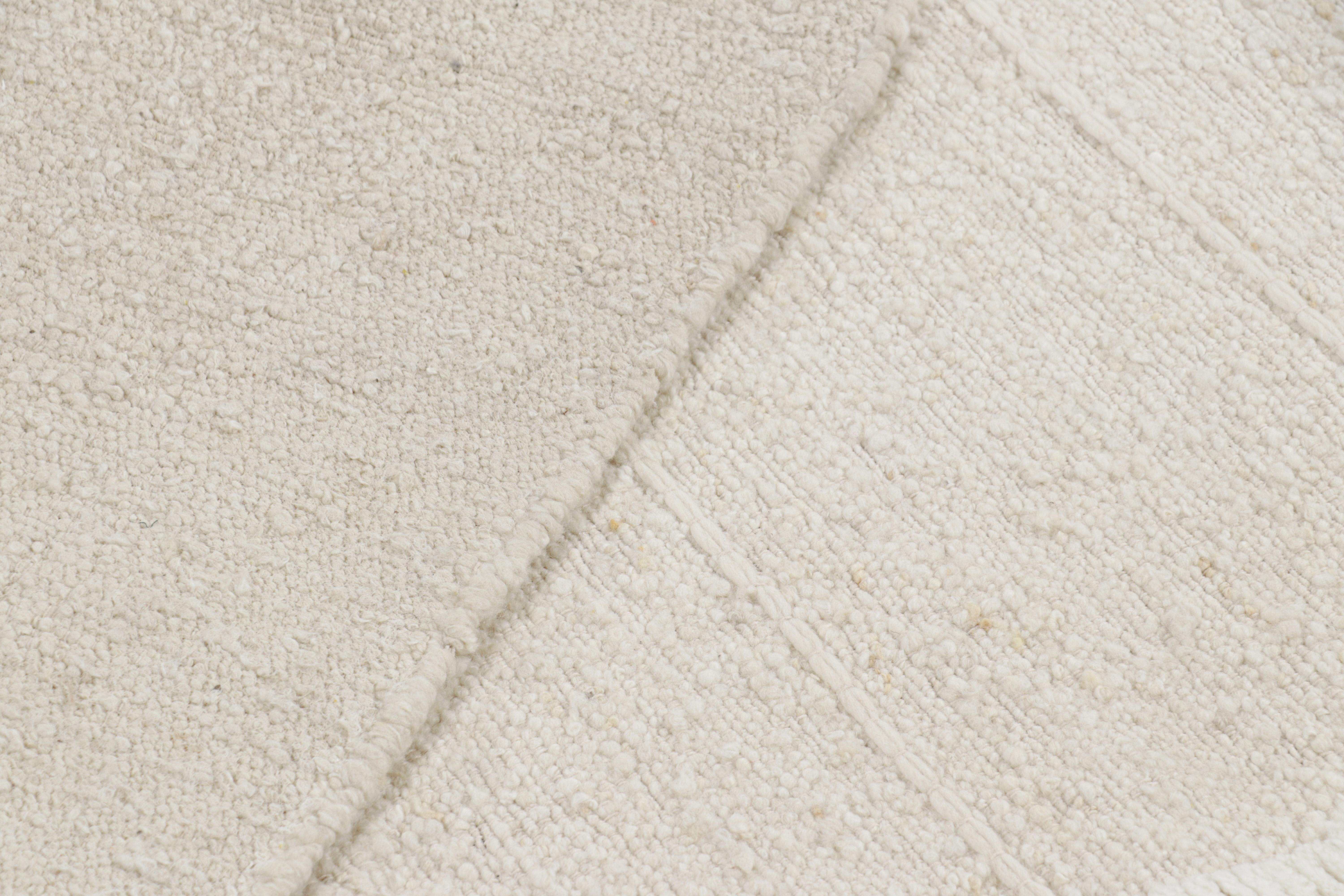 XXI secolo e contemporaneo Rug & Kilim è un tappeto oversize dai toni crema, bianchi e a righe. in vendita