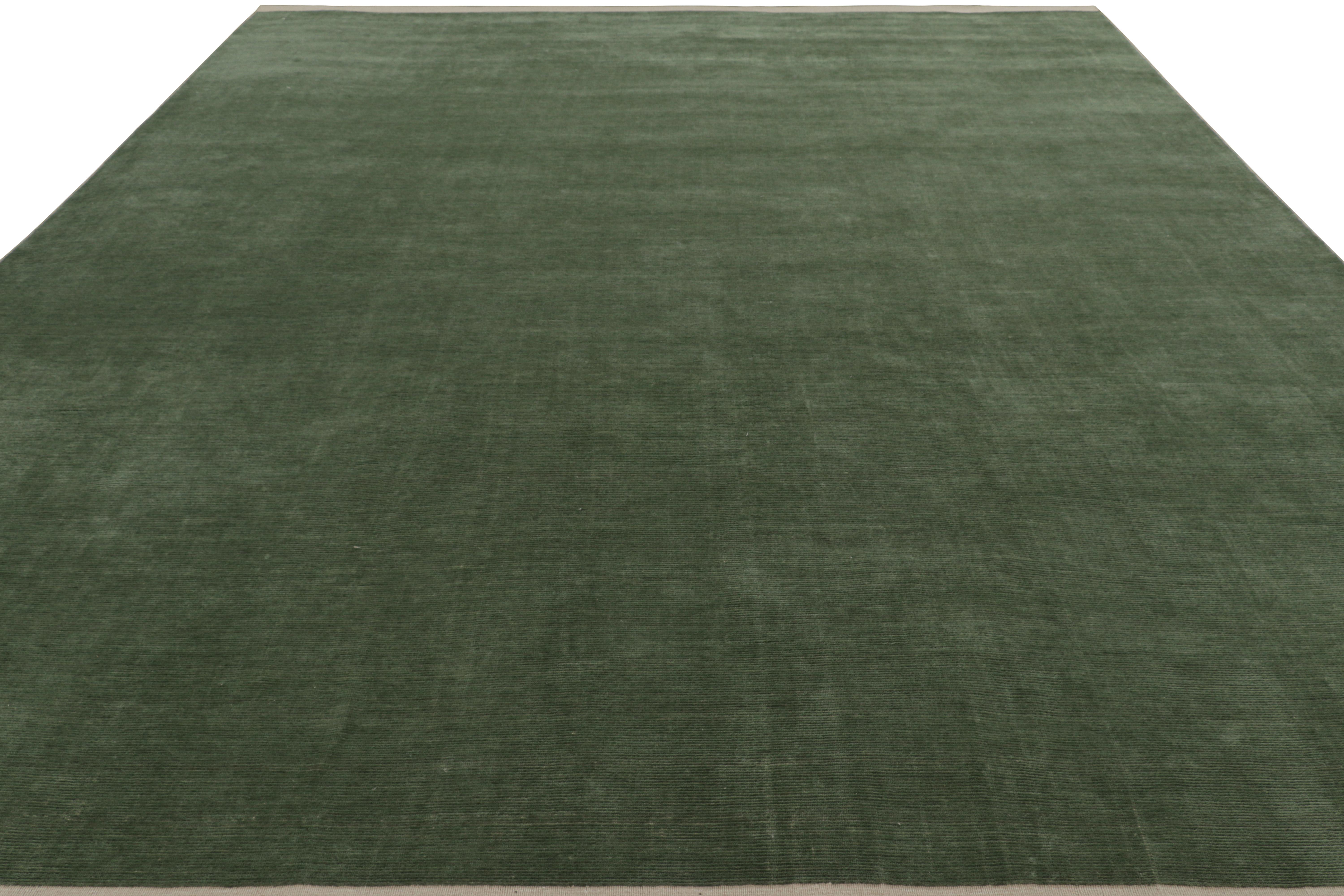 Rug & Kilim's übergroßer Strukturteppich in waldgrünen Tönen und Streifen (Indisch) im Angebot