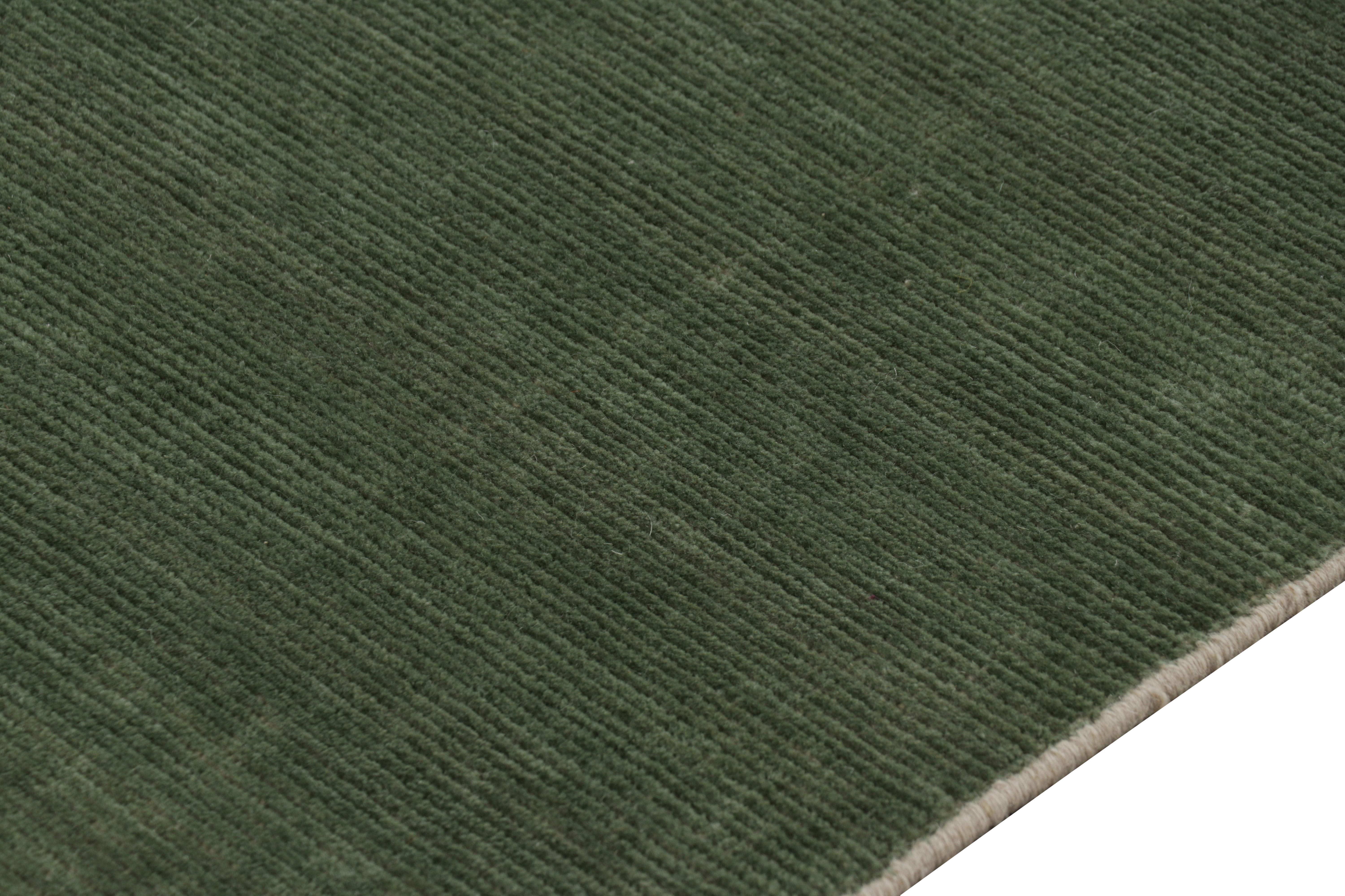 Rug & Kilim's übergroßer Strukturteppich in waldgrünen Tönen und Streifen im Zustand „Neu“ im Angebot in Long Island City, NY